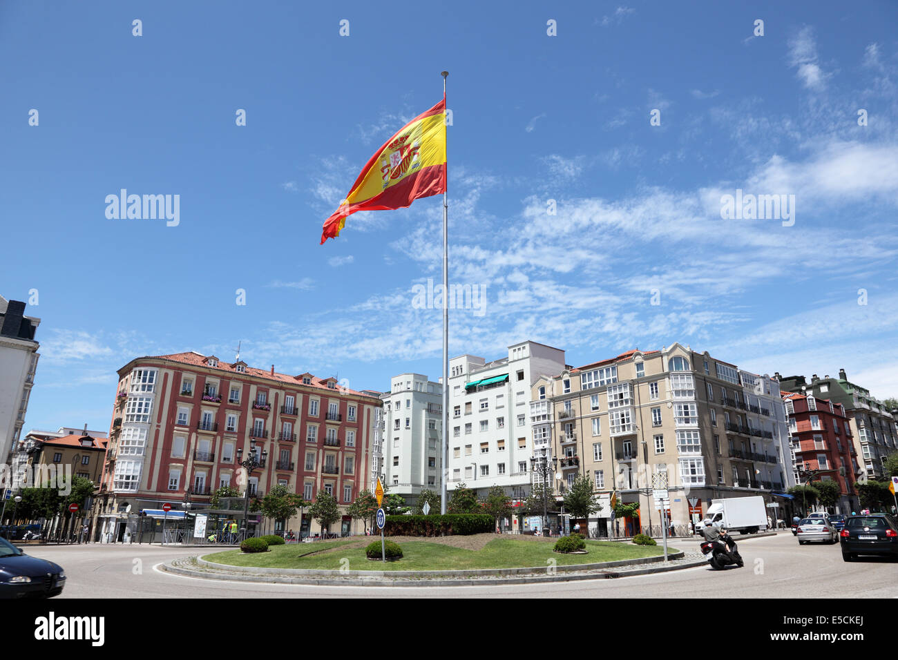 Rotatoria con bandiera spagnola a Santander, Cantabria, SPAGNA Foto Stock