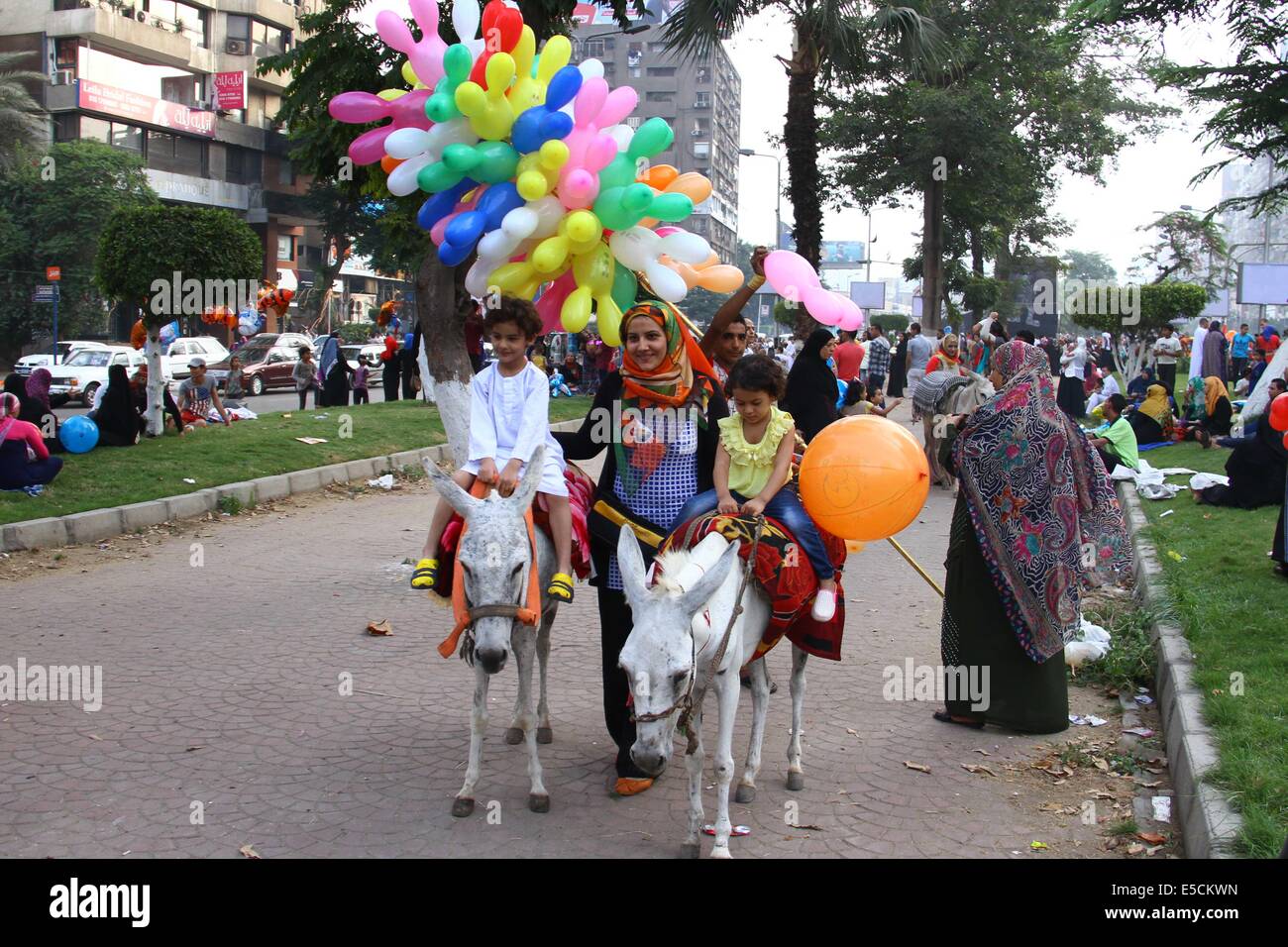 Il Cairo, Egitto. 28 Luglio, 2014. Due bambini egiziano ride asini durante l'Eid al-Fitr celebrazione del Cairo, in Egitto, il 28 luglio 2014. Musulmani egiziano lunedì celebrare l'Eid al-Fitr festival che segna la fine del mese di digiuno del Ramadan. Credito: Ahmed Gomaa/Xinhua/Alamy Live News Foto Stock