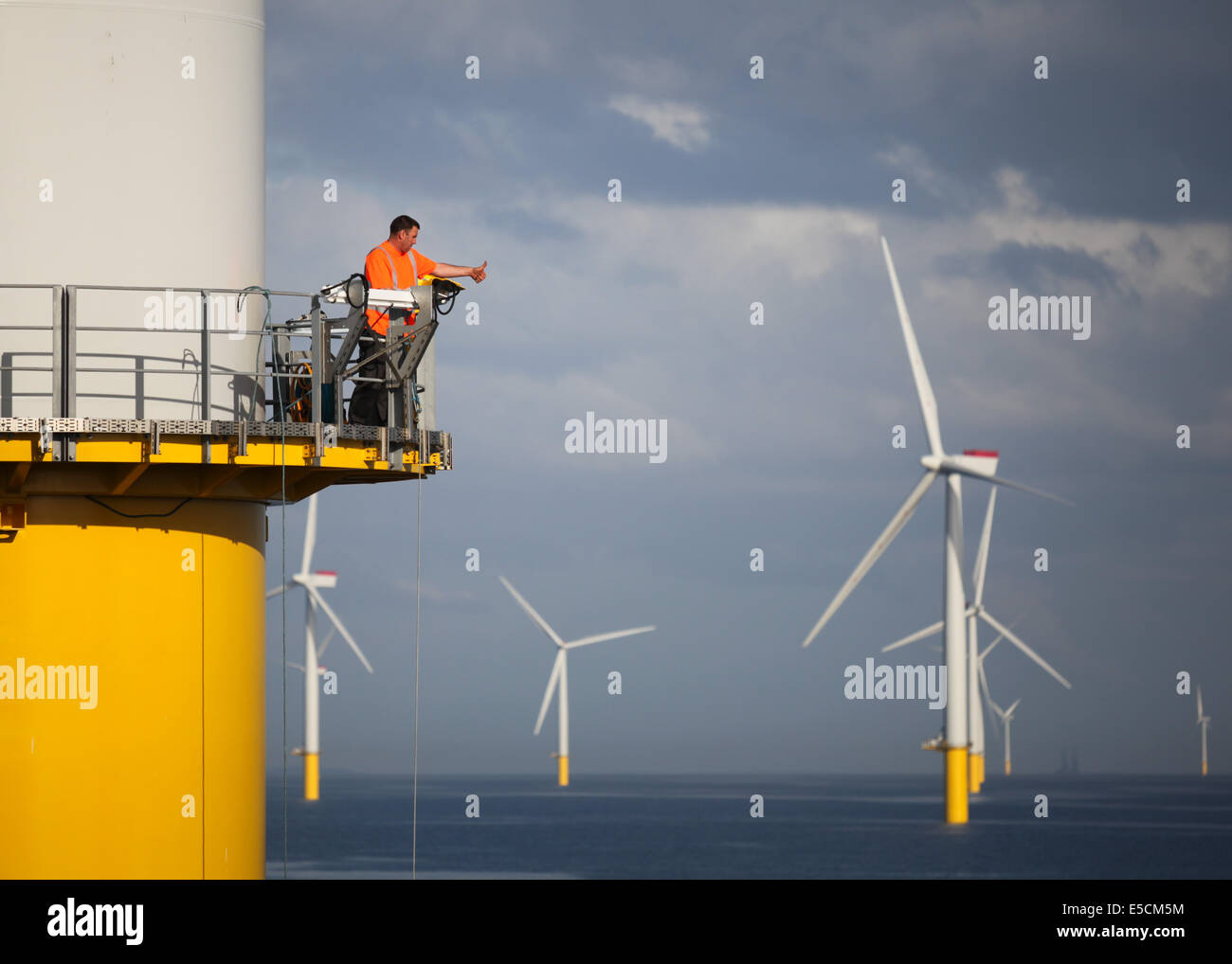 Un lavoratore la segnalazione di una nave sul Gwynt y Mor fattoria eolica al largo delle coste del Galles del Nord durante la fase di costruzione nel 2014. Foto Stock