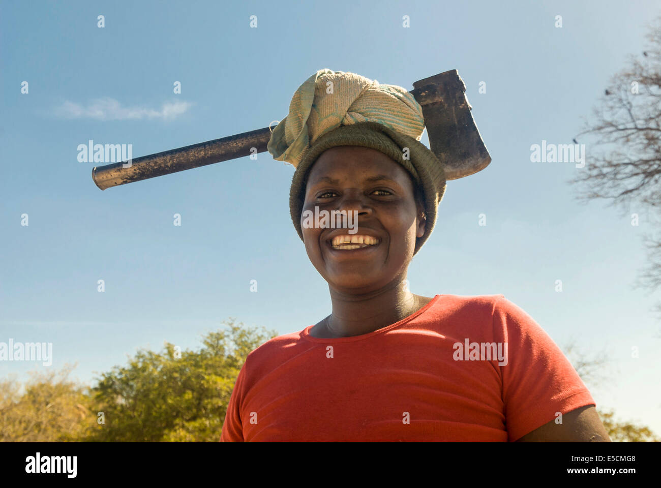 Donna che indossa ax sulla sua testa, Thohoyandou, Venda, Vhembe Distretto, Provincia di Limpopo, Sud Africa Foto Stock