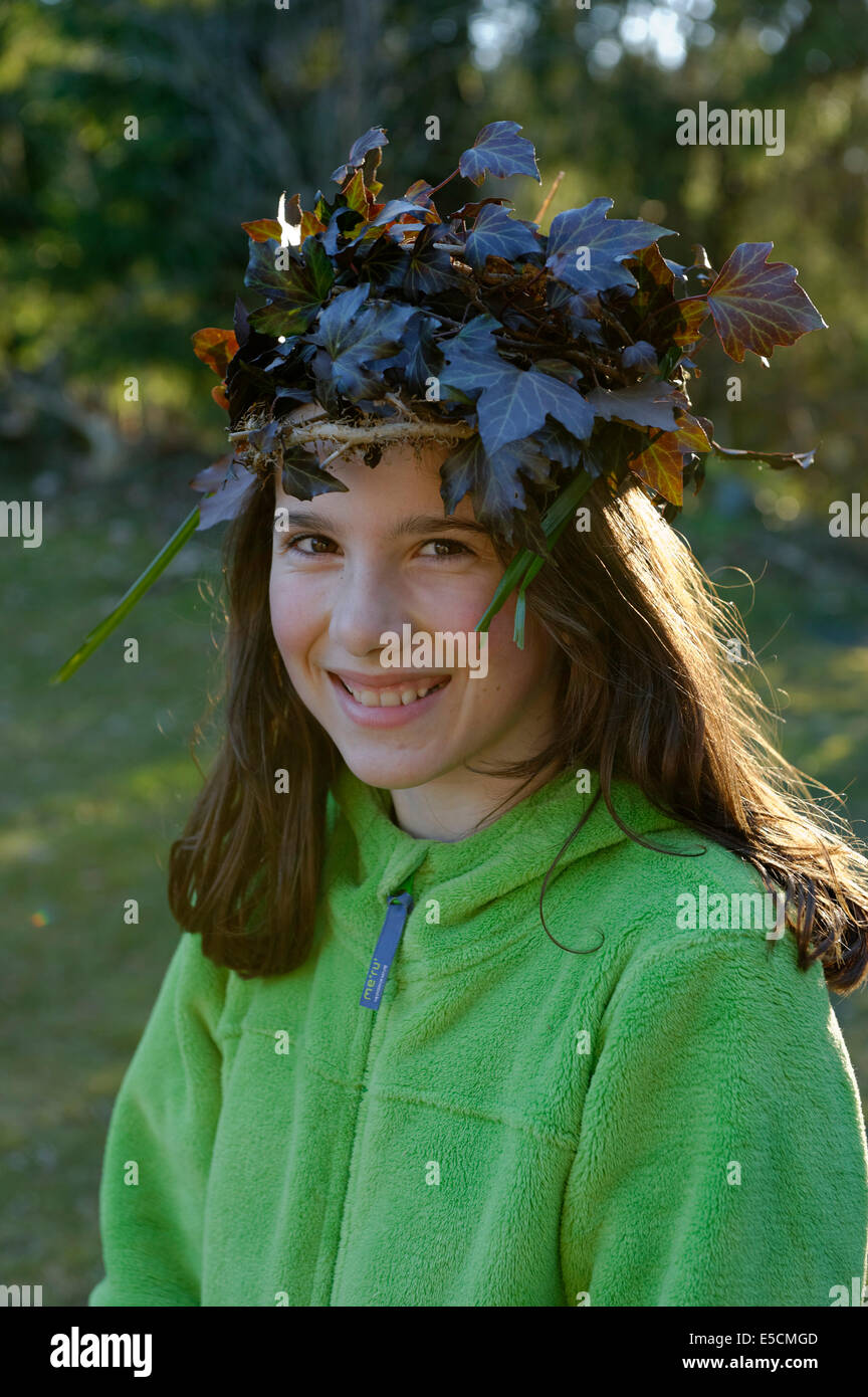 Forest Fairy, ragazza indossando una corona fatta di fogliame Foto Stock
