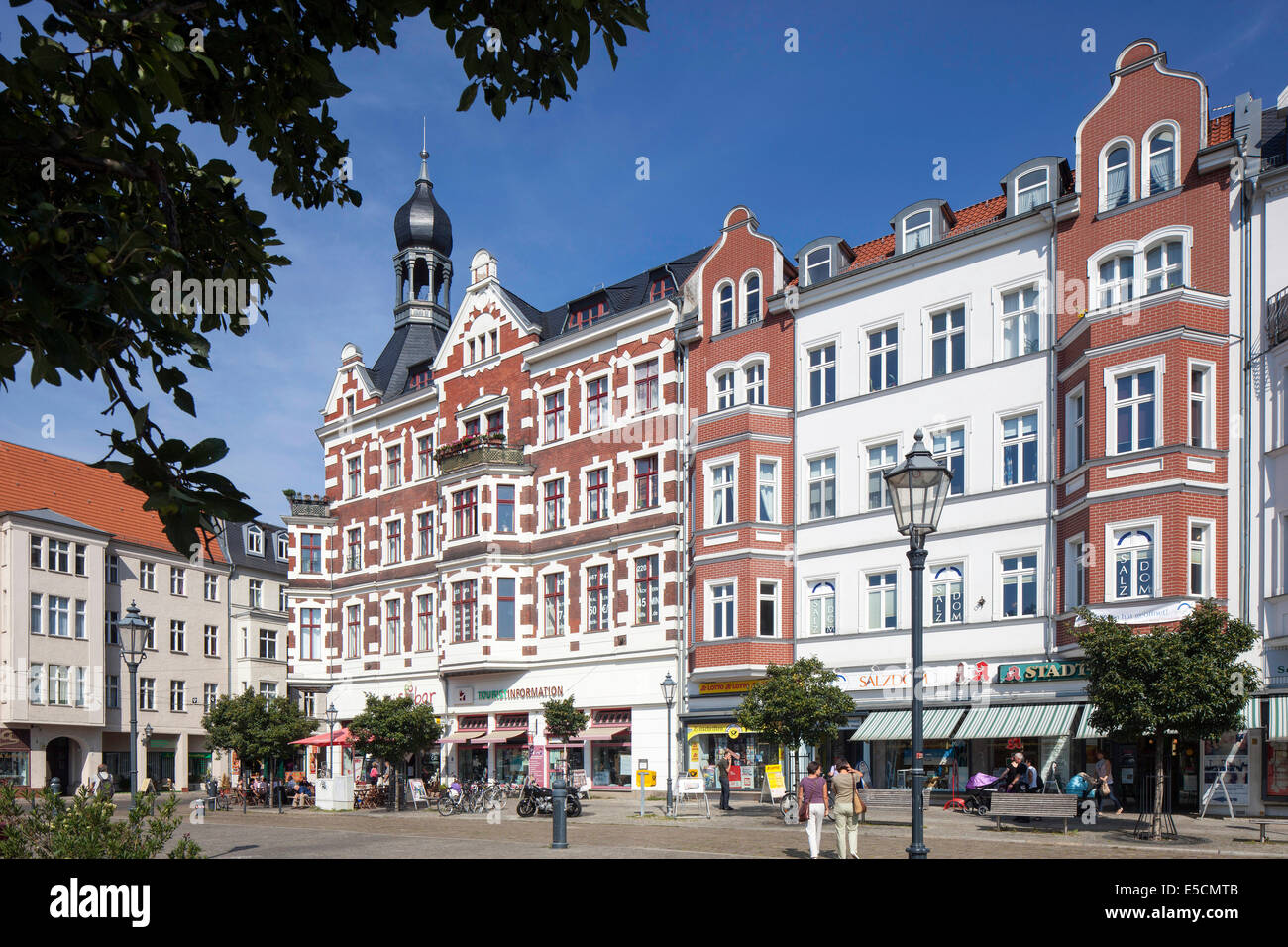 Storico e Commerciale di edifici per uffici a Schlossplatz square, il centro storico, di Köpenick, Berlino, Germania Foto Stock