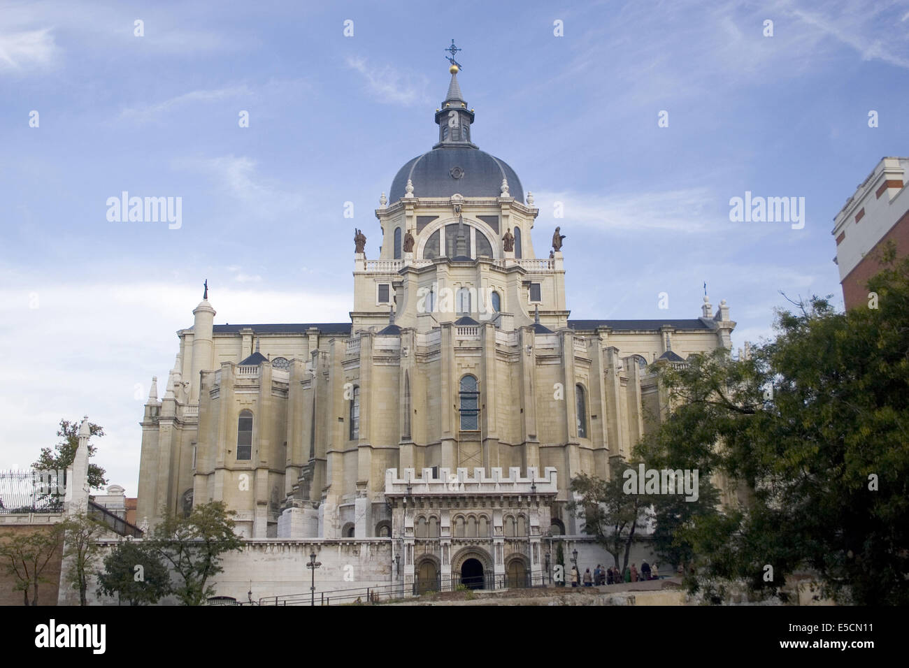 Facciata sud di Santa María la Real de La Almudena cattedrale, Madrid Foto Stock