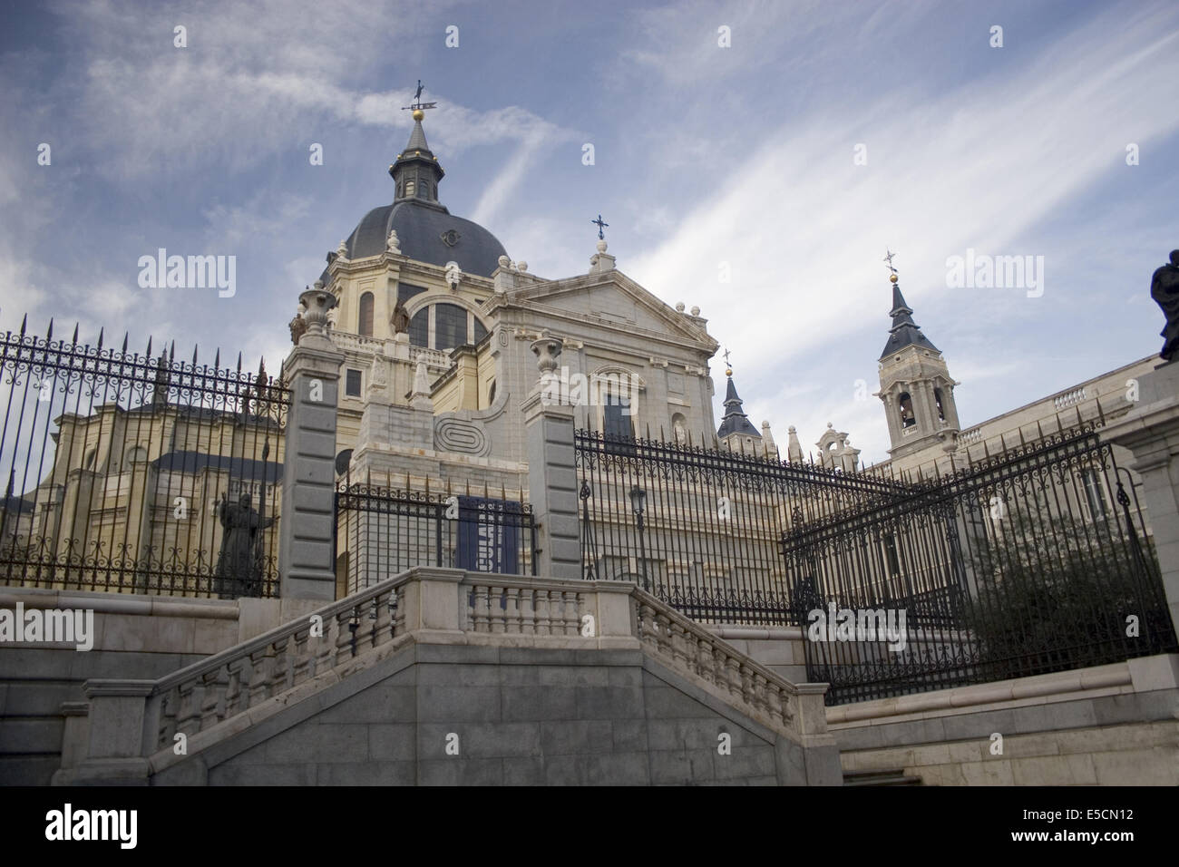 Facciata sud di Santa María la Real de La Almudena cattedrale, Madrid Foto Stock