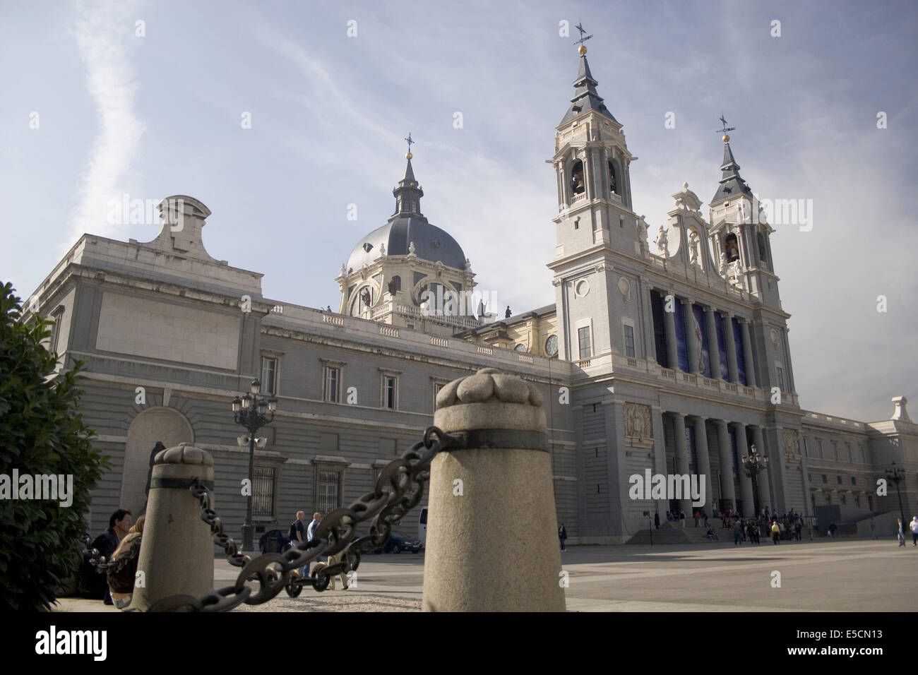 Facciata nord di Santa María la Real de La Almudena cattedrale, Madrid Foto Stock