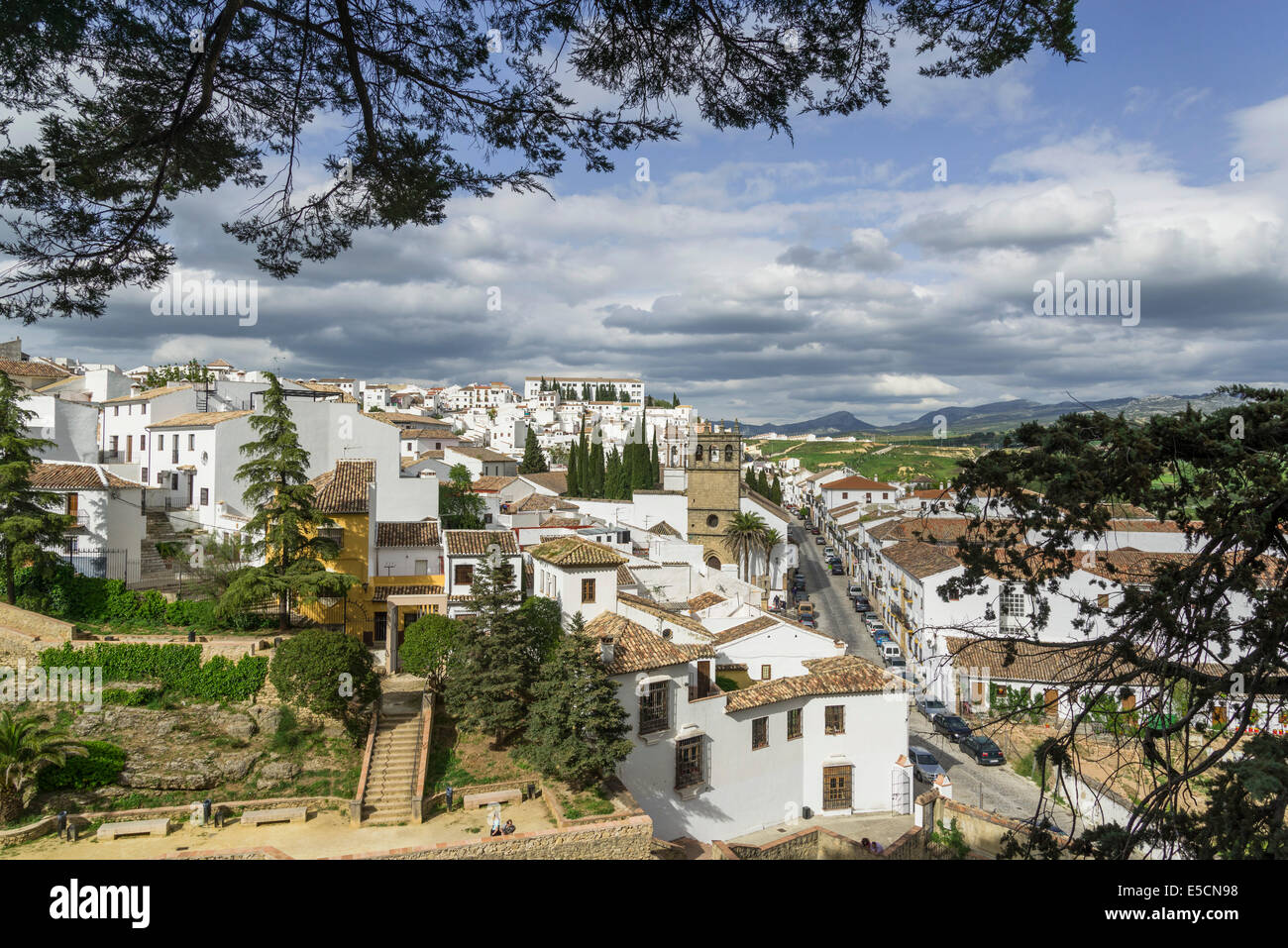 Paesaggio urbano con la chiesa di Iglesia Padre Gesù, dalla Casa del Rey Moro, Ronda, provincia di Malaga, Andalucía, Spagna Foto Stock