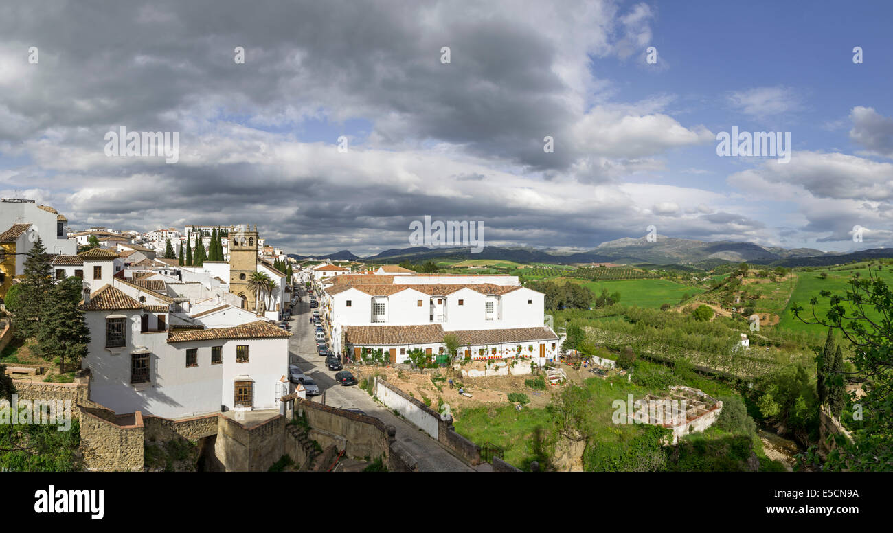 Paesaggio urbano con la chiesa di Iglesia Padre Gesù, dalla Casa del Rey Moro, Ronda, provincia di Malaga, Andalucía, Spagna Foto Stock