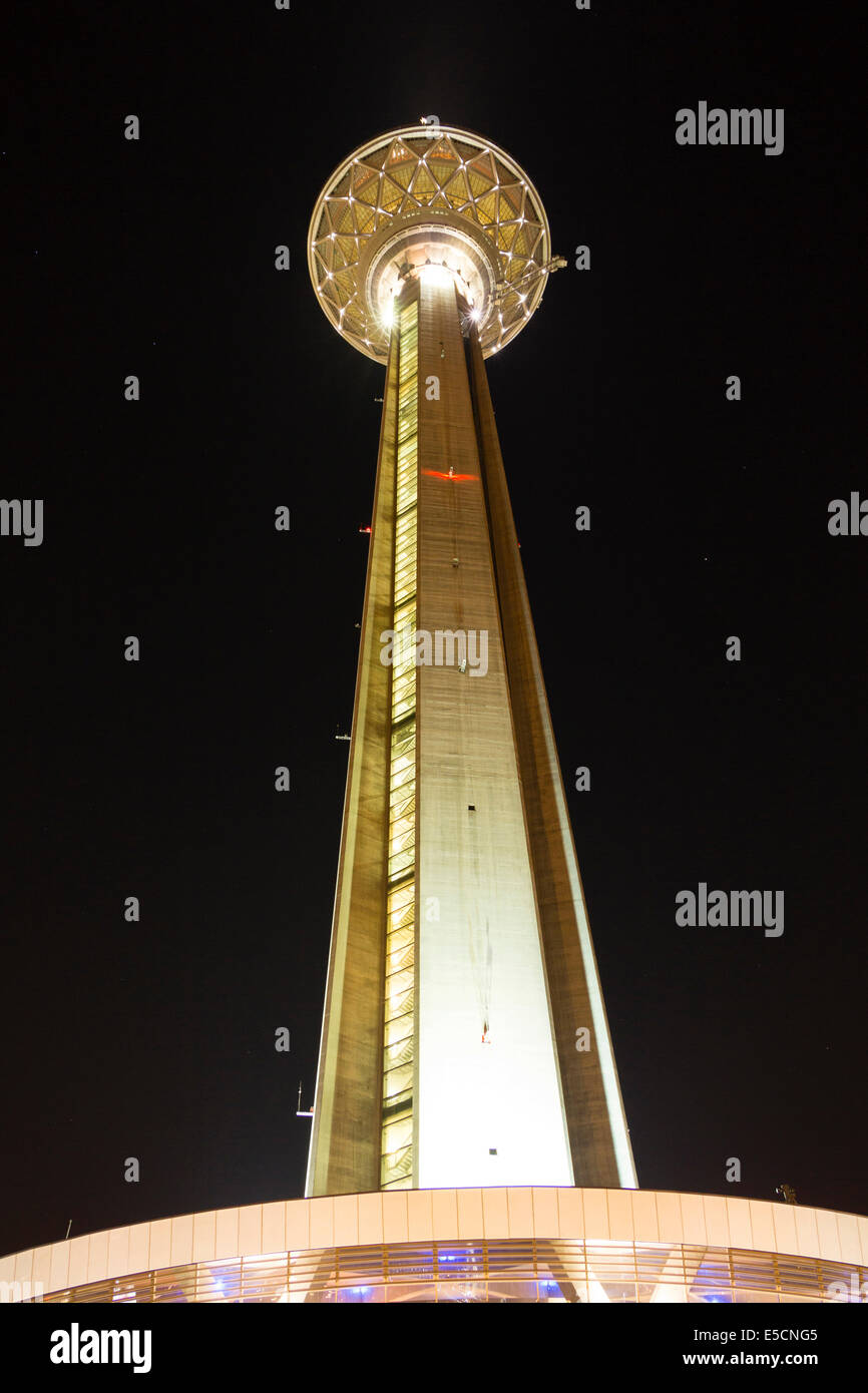 Milad Tower o torre di Teheran di notte, Teheran, Iran Foto Stock