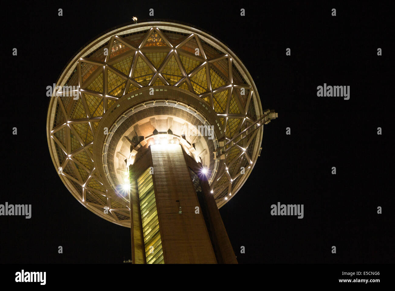 Milad Tower o torre di Teheran di notte, Teheran, Iran Foto Stock