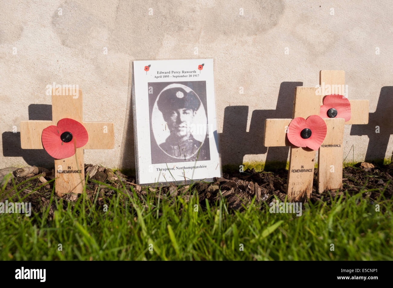 Fotografia di un soldato è sceso a Tyne Cot cimitero per i morti della Prima Guerra Mondiale, Zonnebeke, Belgio Foto Stock