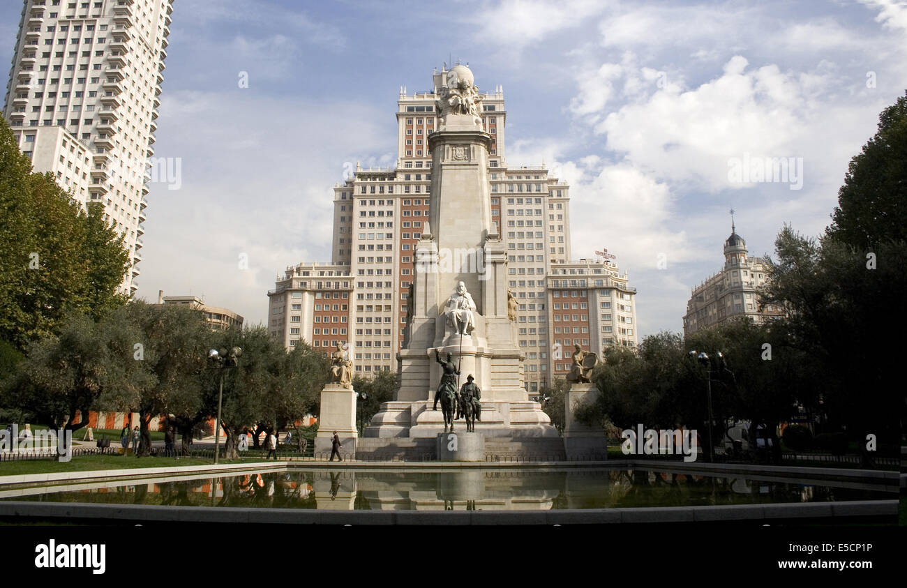 Plaza de España che mostra un monumento a Miguel de Cervantes Saavedra delimitato dall'Edificio de España e Madrid Tower Building Foto Stock