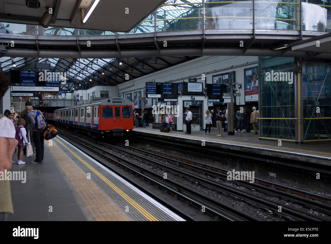 La stazione della metropolitana di Earls Court, District line piattaforma, Londra Inghilterra REGNO UNITO Foto Stock