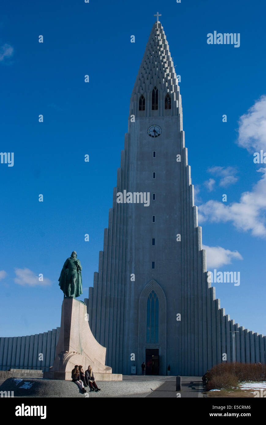 Hallgrimskirkja, Reykjavik la cattedrale di basato sulla naturale formazione di basalto, con una statua di Leif Ericsson, Reykjavik, Islanda Foto Stock