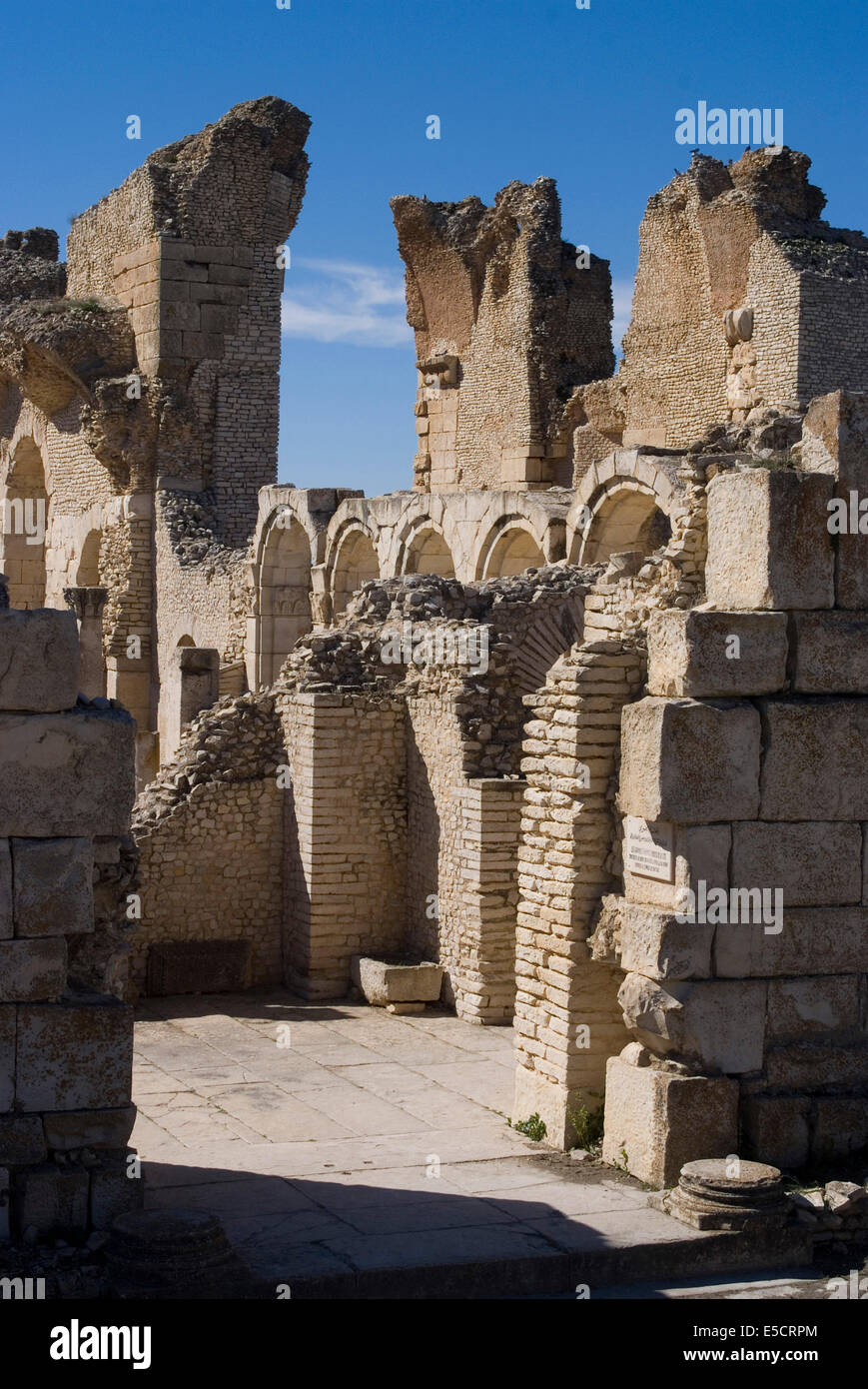 Bagni grandi, con successive fortificazioni di epoca bizantina, sito romano di Makhtar, Tunisia Foto Stock