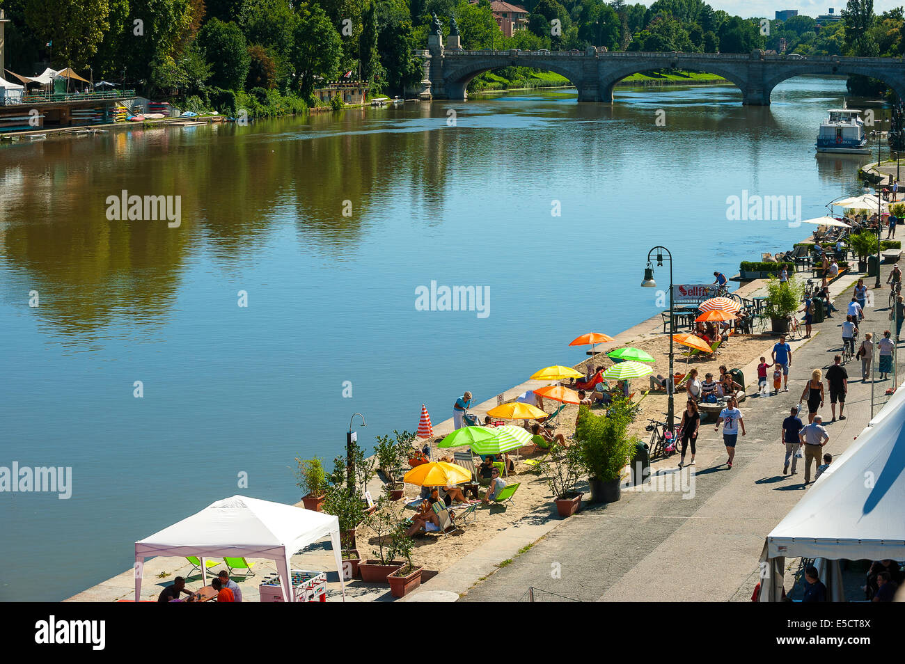 Italia Piemonte Torino Murazzi spiaggia lungo il fiume Po Foto Stock