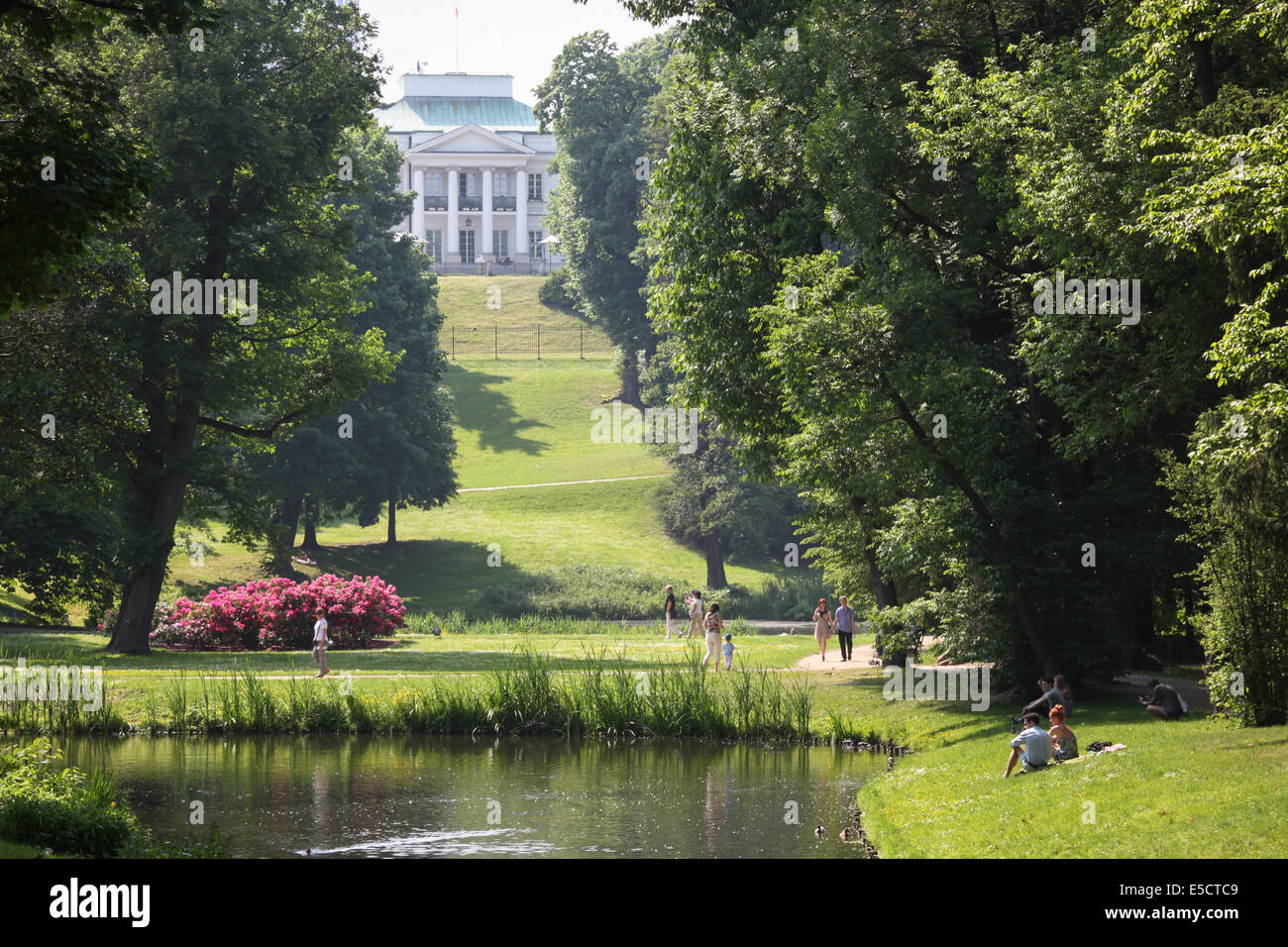 Per coloro che godono di una vista del Palazzo Belvedere in Łazienki Park, il più grande parco di Varsavia, Polonia. Foto Stock