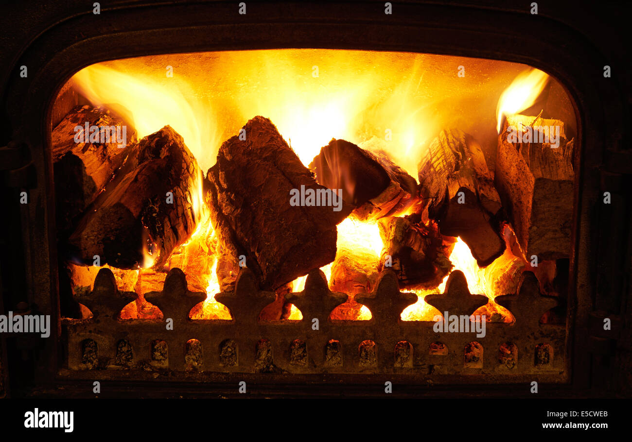 Domestico a legna fuoco ardente che riscalda l'acqua calda per il riscaldamento centrale Foto Stock
