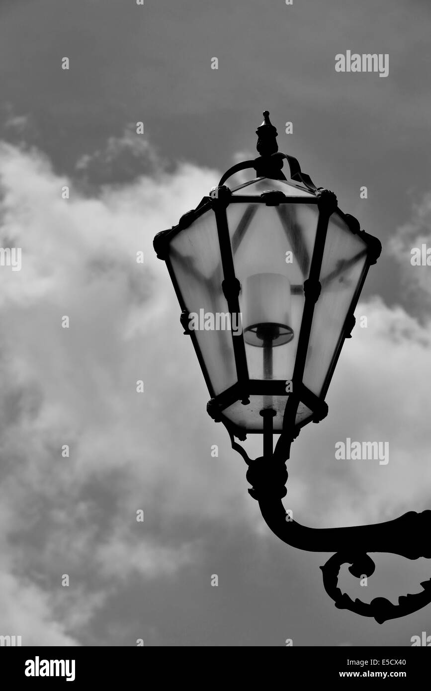 Lampione contro il cielo nuvoloso Foto Stock