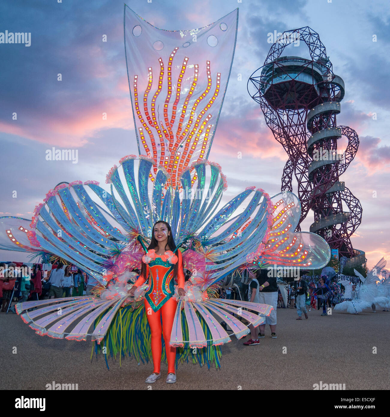 Stratford, Londra, UK, 27 luglio 2014. Il grande carnevale britannico celebra il secondo anniversario della cerimonia di apertura del London 2012 Giochi Olimpici nonché segnando il punto a metà strada tra Londra e Rio Olimpiadi. Il clou è stato il Carnevale degli Animali di finale: dotate di homegrown esecutori, carnevali locali dal Newham, Hackney, Tower Hamlets e Waltham Forest, musicisti e creature carnivalesque illuminato da artisti pirotecnici dalla Gran Bretagna il carnevale più antico in Bridgwater. Credito: Stephen Chung/Alamy Live News Foto Stock