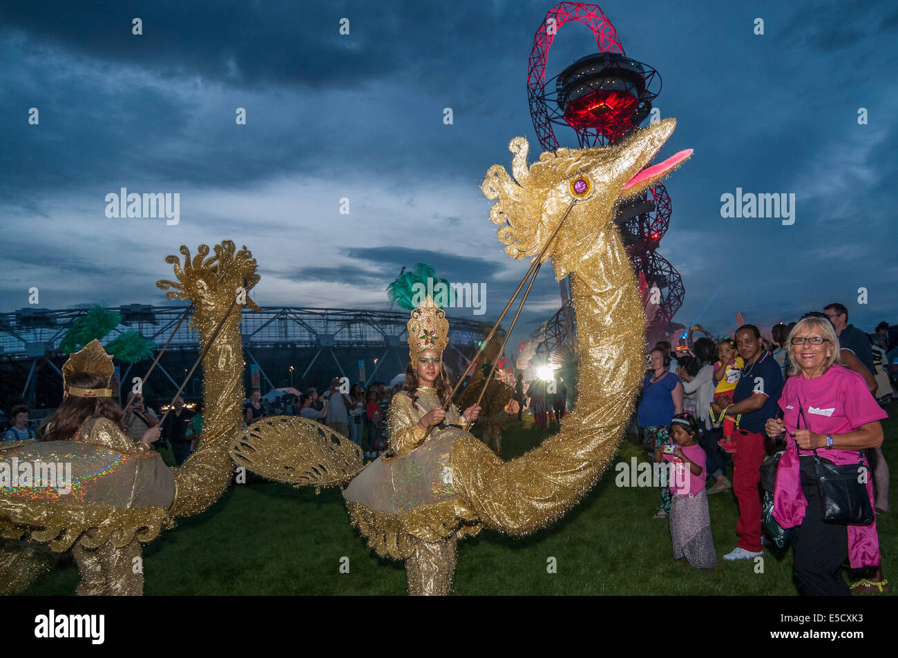 Stratford, Londra, UK, 27 luglio 2014. Il grande carnevale britannico celebra il secondo anniversario della cerimonia di apertura del London 2012 Giochi Olimpici nonché segnando il punto a metà strada tra Londra e Rio Olimpiadi. Il clou è stato il Carnevale degli Animali di finale: dotate di homegrown esecutori, carnevali locali dal Newham, Hackney, Tower Hamlets e Waltham Forest, musicisti e creature carnivalesque illuminato da artisti pirotecnici dalla Gran Bretagna il carnevale più antico in Bridgwater. Credito: Stephen Chung/Alamy Live News Foto Stock