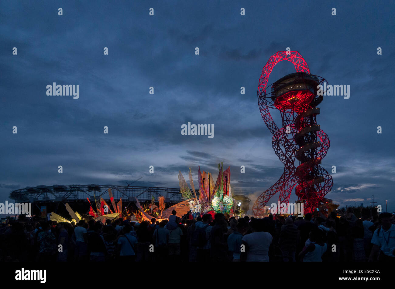 Stratford, Londra, UK, 27 luglio 2014. Il grande carnevale britannico celebra il secondo anniversario della cerimonia di apertura del London 2012 Giochi Olimpici nonché segnando il punto a metà strada tra Londra e Rio Olimpiadi. Il clou è stato il Carnevale degli Animali di finale: dotate di homegrown esecutori, carnevali locali dal Newham, Hackney, Tower Hamlets e Waltham Forest, musicisti e creature carnivalesque illuminato da artisti pirotecnici dalla Gran Bretagna il carnevale più antico in Bridgwater. Nella foto : la fase finale di fronte al credito di orbita: Stephen Chung/Alamy Live News Foto Stock