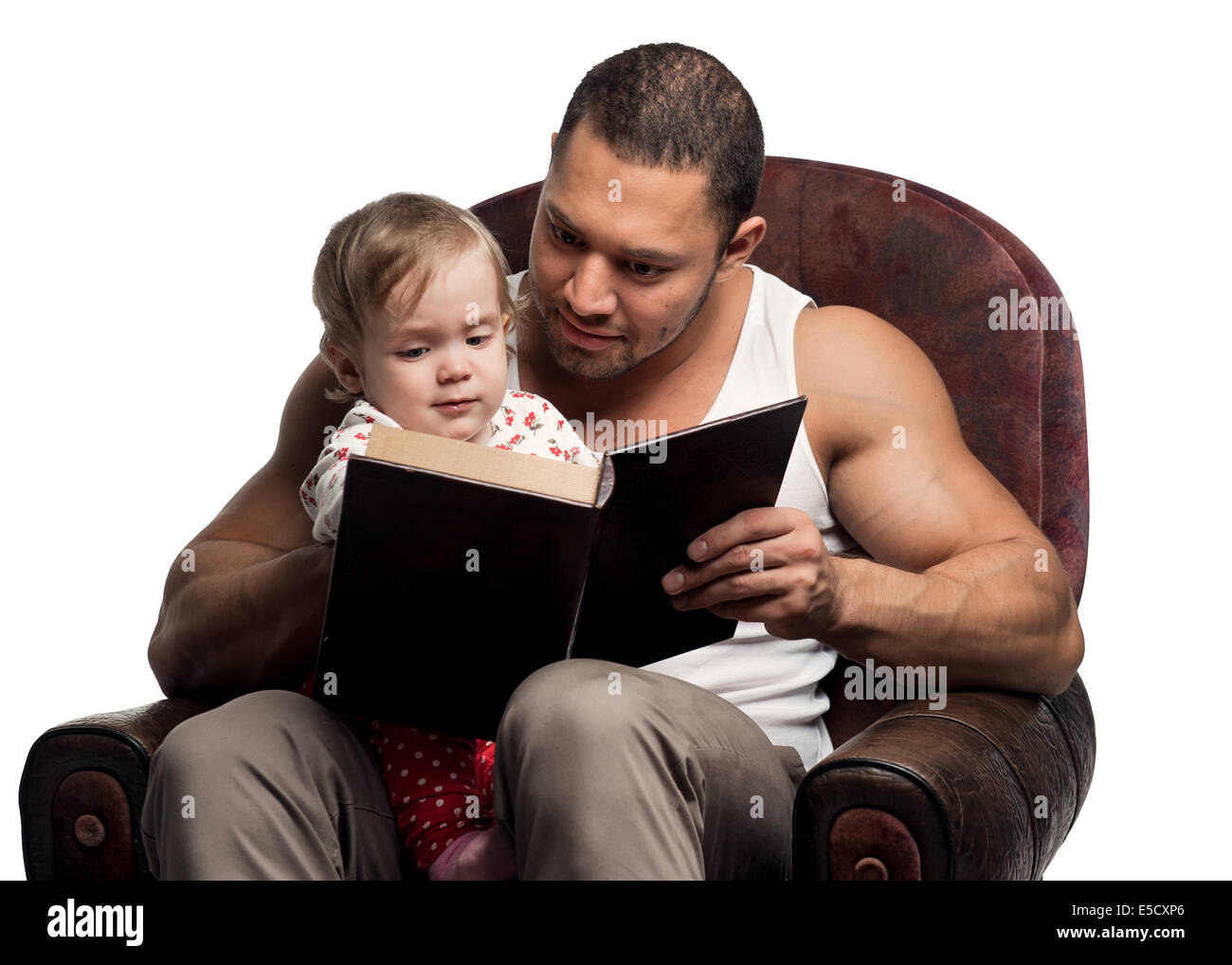 Padre libro di lettura alla figlia, isolati su sfondo bianco Foto Stock