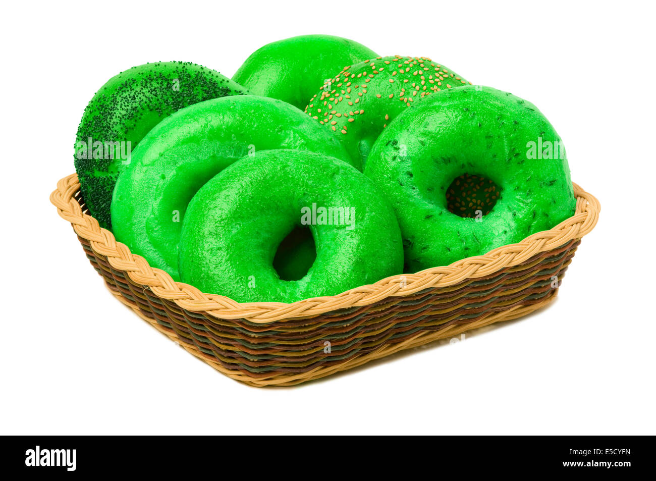 Una varietà di sei bagel verde in un cestello, isolata contro uno sfondo bianco Foto Stock