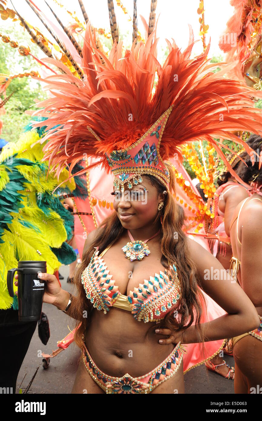 Le donne al carnevale di Notting Hill indossando il tradizionale Festival Caraibico Costume Foto Stock