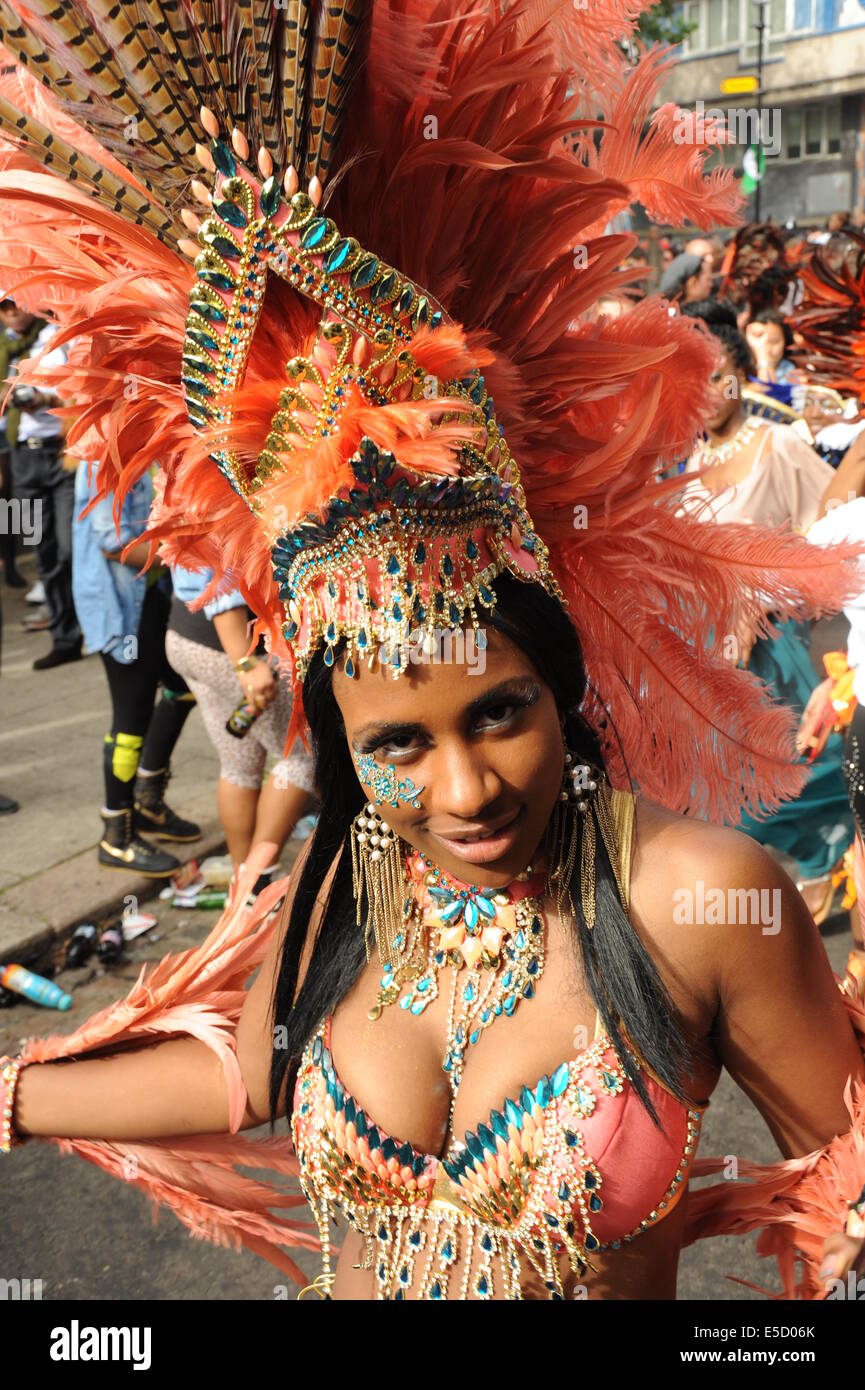 Fotografia di un nero donne indossando il tradizionale Carnevale Caraibico  costume di carnevale di Notting Hill Foto stock - Alamy