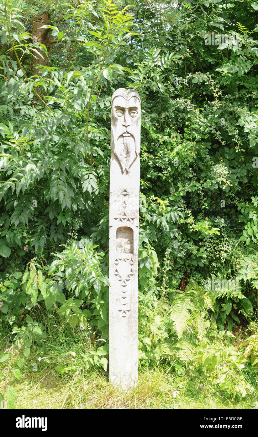 In legno intagliato post di figura mitologica nei giardini a Rosemoor, Torrington, Devon, Inghilterra, Regno Unito Foto Stock