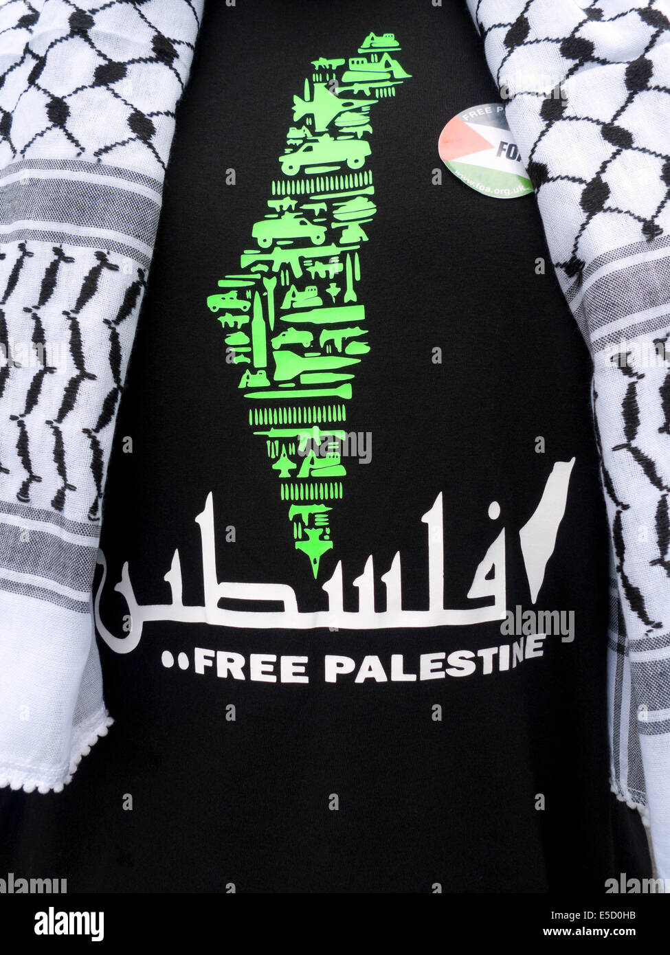 Protestante che mostra per strada con una t-shirt con Mappa della Palestina libera contro i bombardamenti di Gaza palestinesi da parte di Israele Di Londra UK 19 luglio 2014 KATHY DEWITT Foto Stock