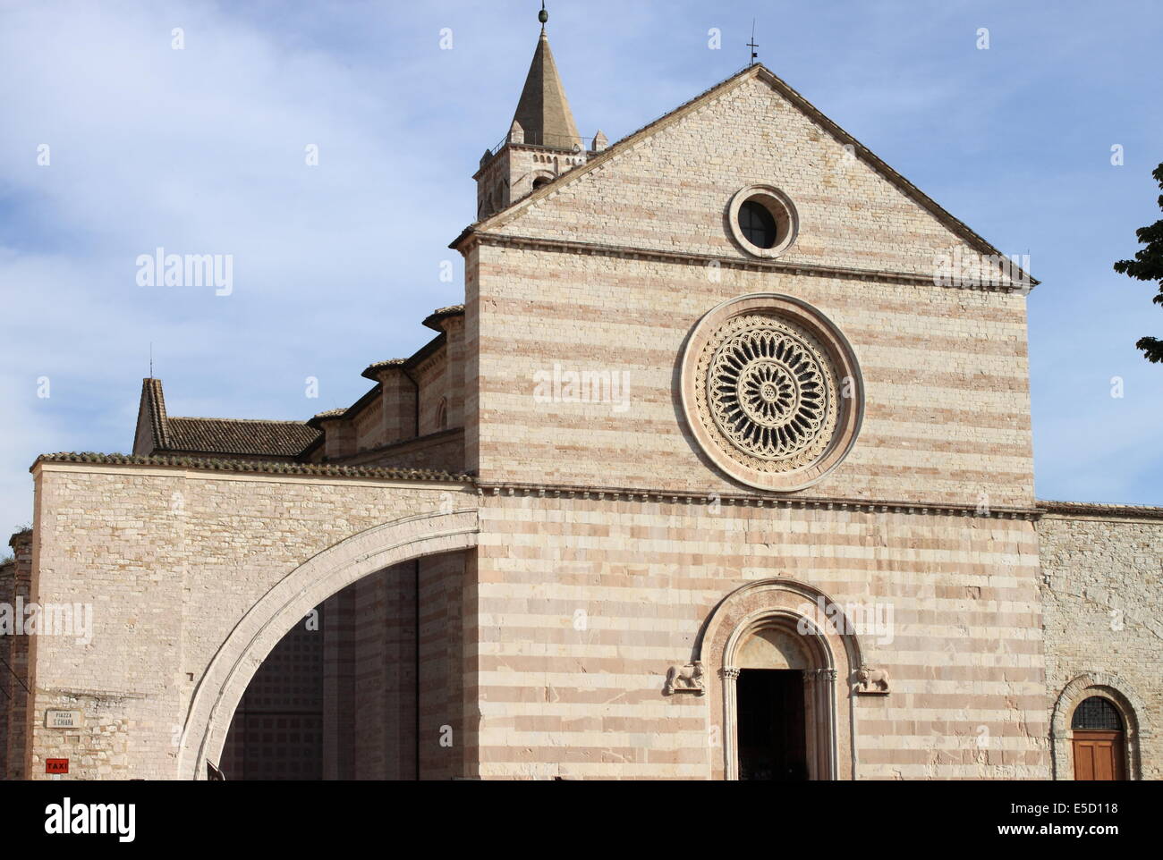 Facciata di San Claire Duomo di Assisi, Italia Foto Stock