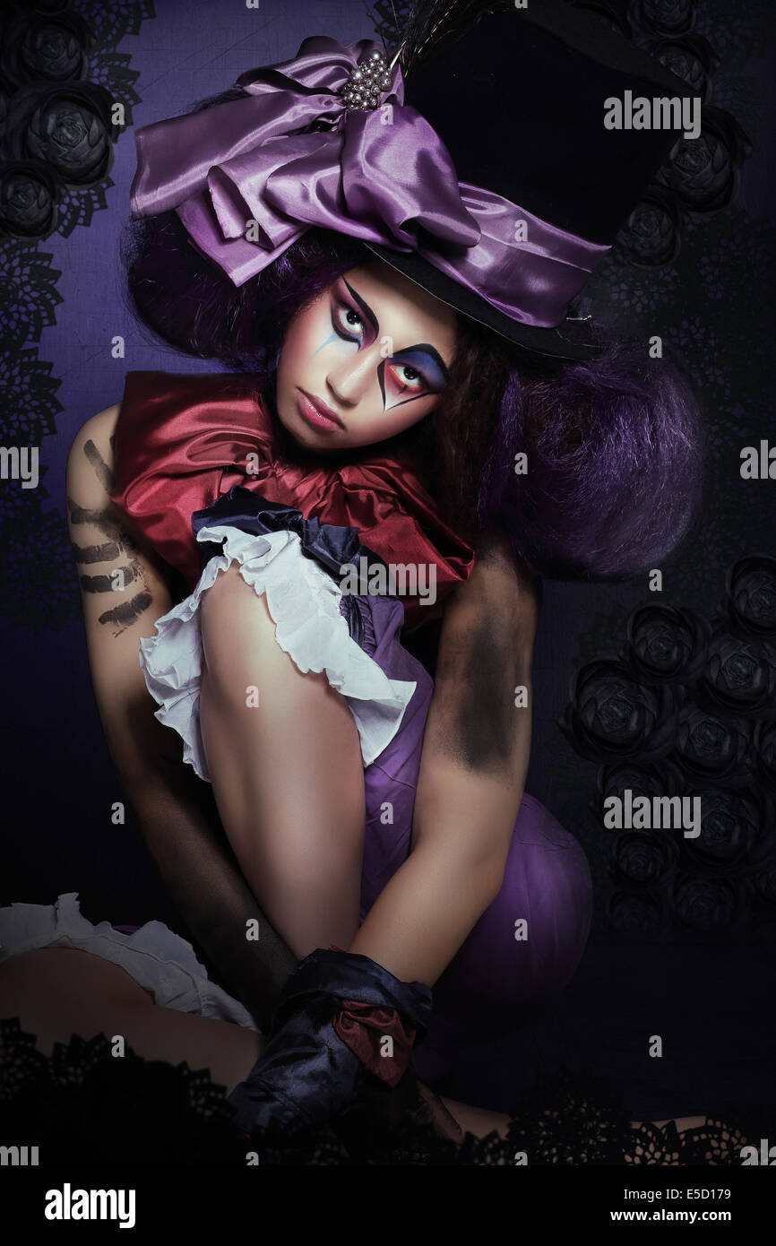 Circus. Jester con fantasiosi Makeover in sciocco Hat Foto Stock