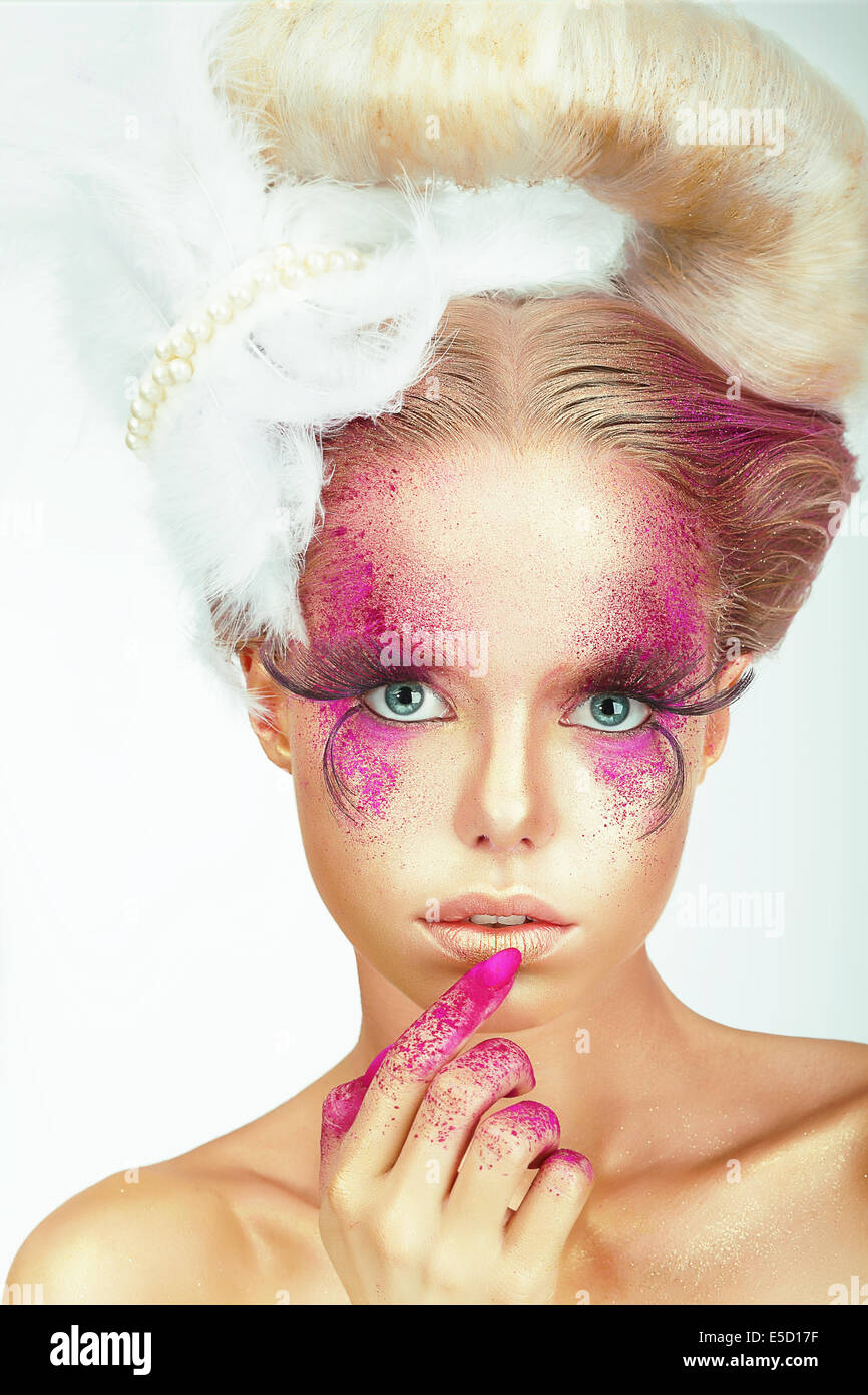 Visage. Donna con stile con dipinto cosparso la pelle e dita Foto Stock