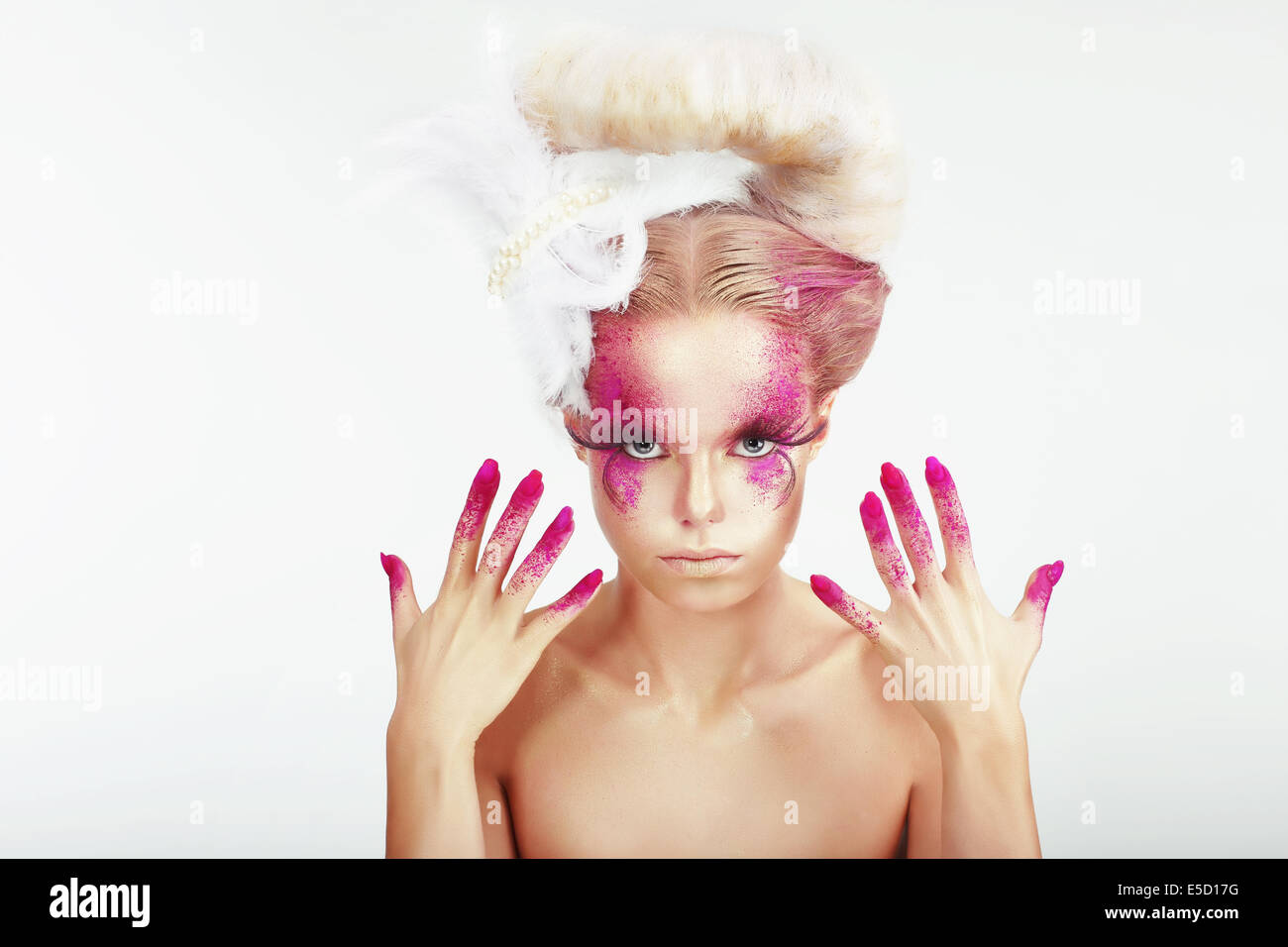 Trucco creativo. Outre donna faccia chiazzato e colorate le unghie Foto Stock