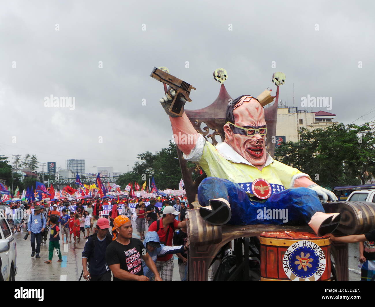 Quezon City, Filippine. 28 Luglio, 2014. Durante il quinto membro della Nazione indirizzo (SONA) di Pres. Benigno 'Noynoy' Aquino Jr., migliaia di gruppi militanti marzo a Batasang Pambansa (casa del rappresentante) nella città di Quezon, con effigi raffiguranti Pres. Aquino come "maiale canna king', e cartelloni tenendo lui responsabile per il saccheggio di P144 miliardi di esborso programma di accelerazione (DAP) fondi che sarebbe stato assegnato a progetti rurali. Credito: Sherbien Dacalanio/Pacific Press/Alamy Live News Foto Stock