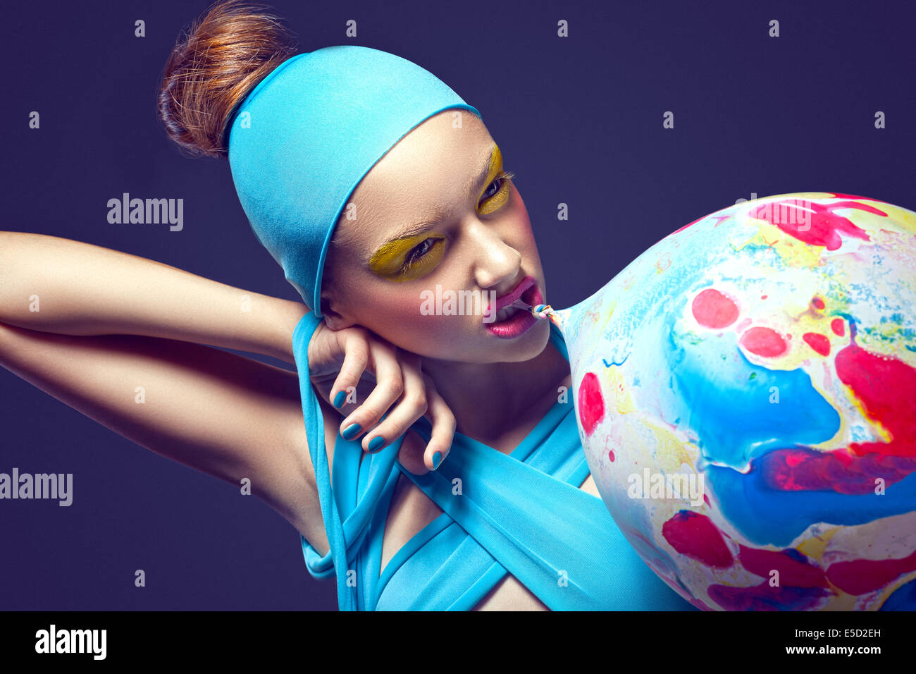 Grottesca. Donna eccentrica con estro Stagy trucco e pallone aerostatico Foto Stock