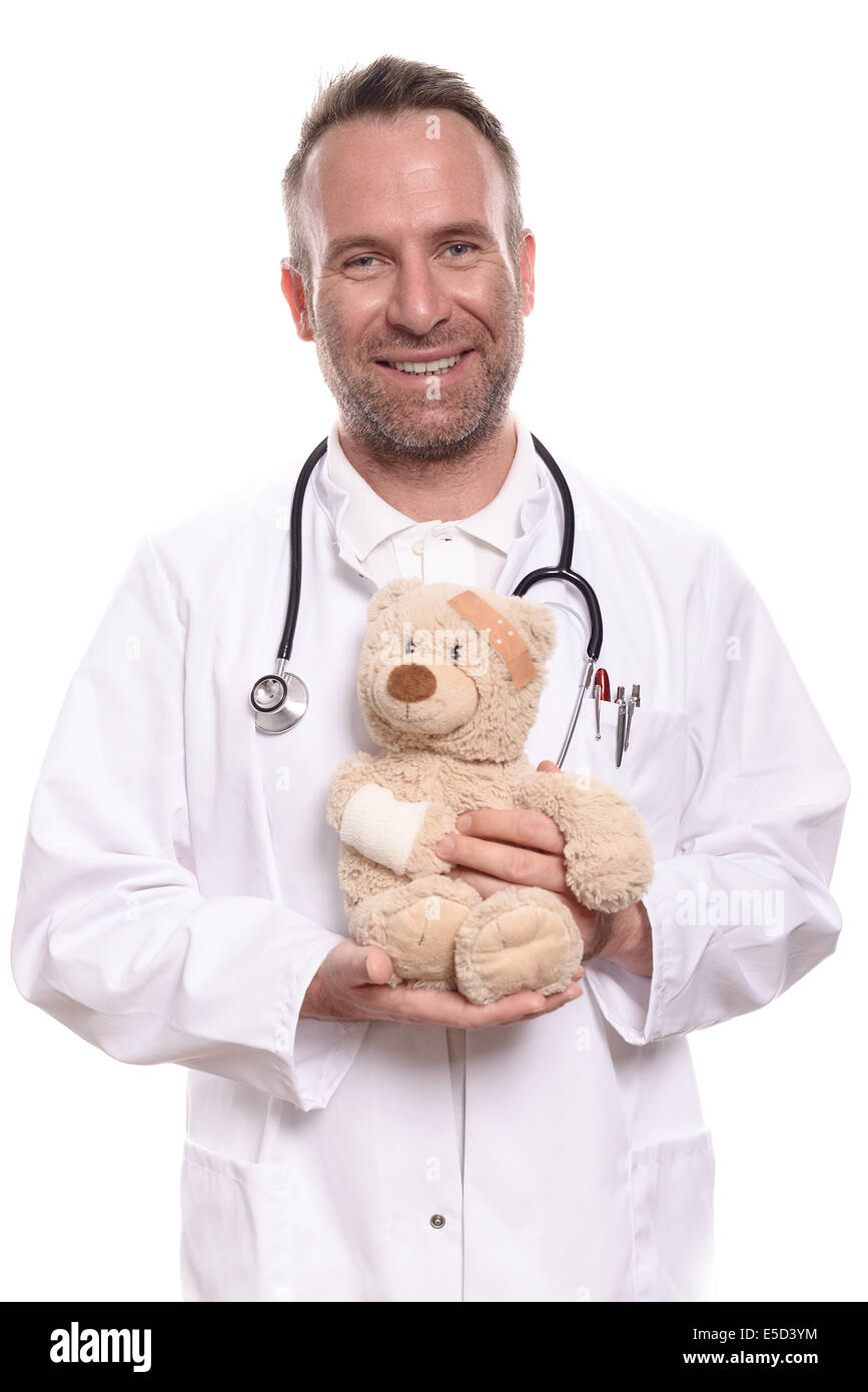 Gentile sorridente di mezza età pediatra maschio con la barba lunga la stoppia tenendo un orsacchiotto con un braccio bendato per rassicurare il paziente Foto Stock
