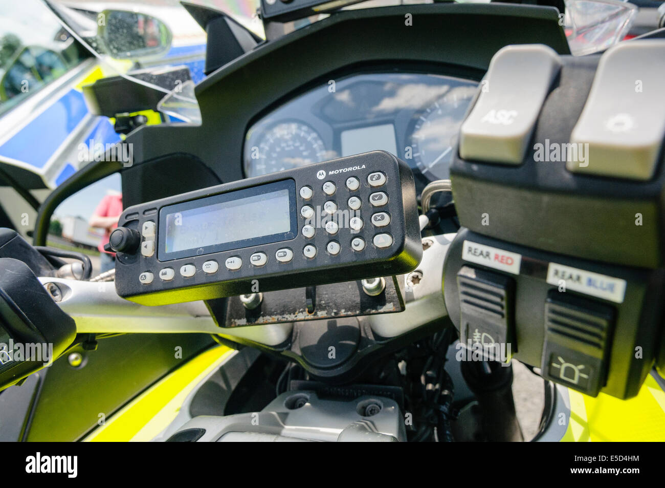 Motorola radio sicura su una motocicletta di polizia Foto Stock