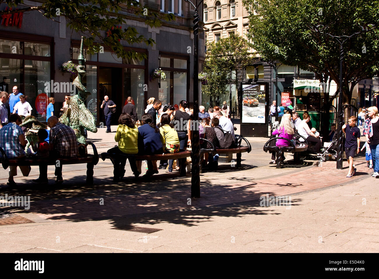 Dundee, Tayside, Scotland, Regno Unito, 28 luglio 2014, meteo: torrida ondata di calore lambente Dundee. Le persone che si godono la gloriosa estate meteo relax al sole e le aree ombreggiate nel centro della città e di caffè intorno a Dundee. Credito: Dundee fotografico / Alamy Live News Foto Stock