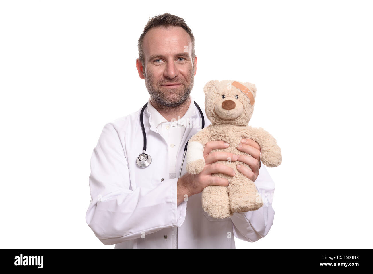 Gentile sorridente di mezza età pediatra maschio con la barba lunga la stoppia tenendo un orsacchiotto con un braccio bendato per rassicurare il paziente Foto Stock