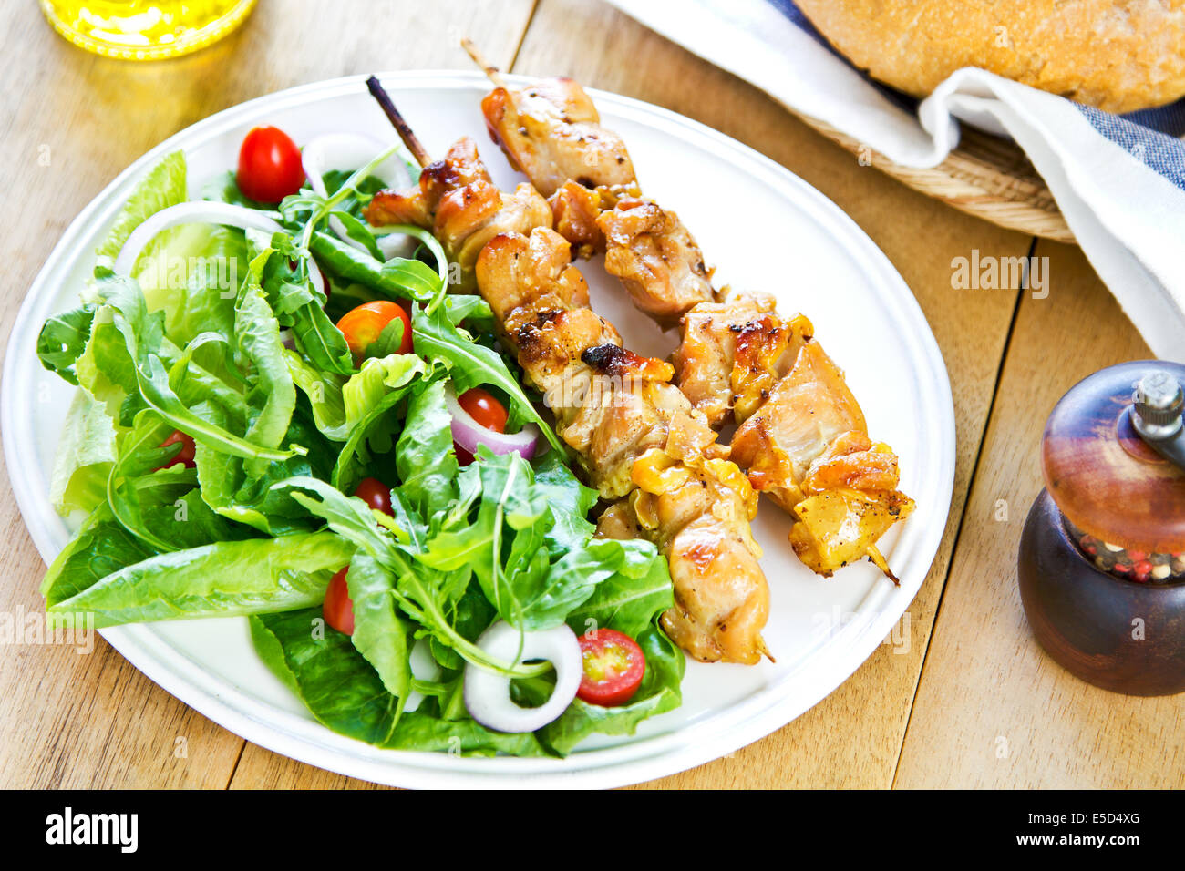 Pollo alla griglia spiedini con insalata di rucola da pane Foto Stock