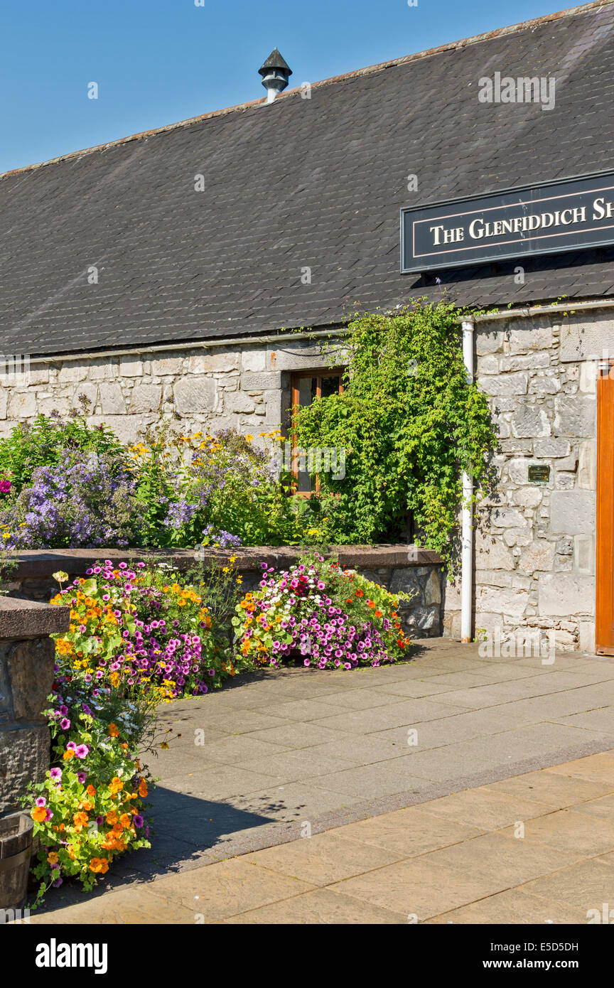 GLENFIDDICH WHISKY DISTILLERY DUFFTOWN Scozia spettacolare i fiori in mostra sul sito Foto Stock