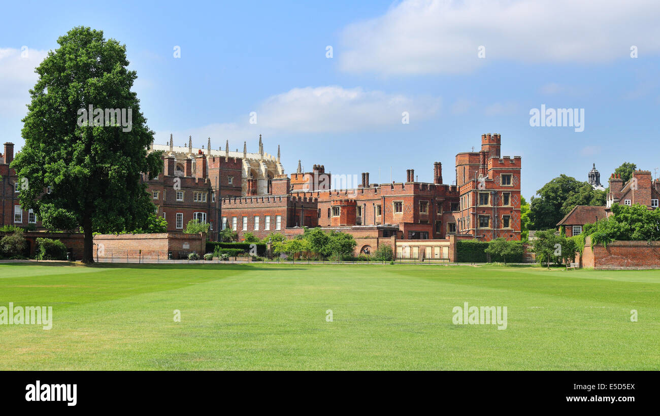 Eton College scuola pubblica visto da sport campo da gioco Foto Stock