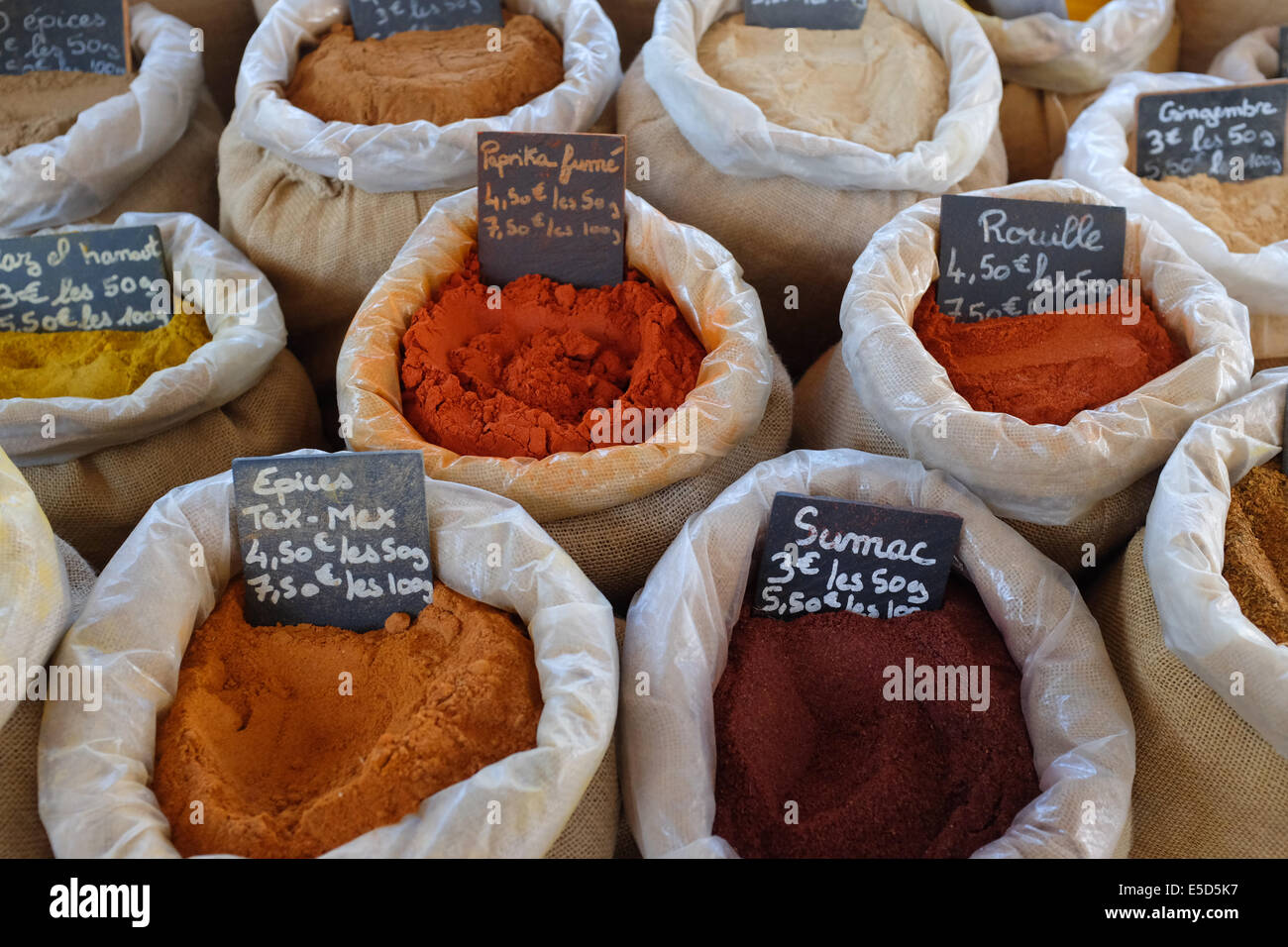 Sacchetti di spezie al mercato Eygaliere Provence Francia Foto Stock