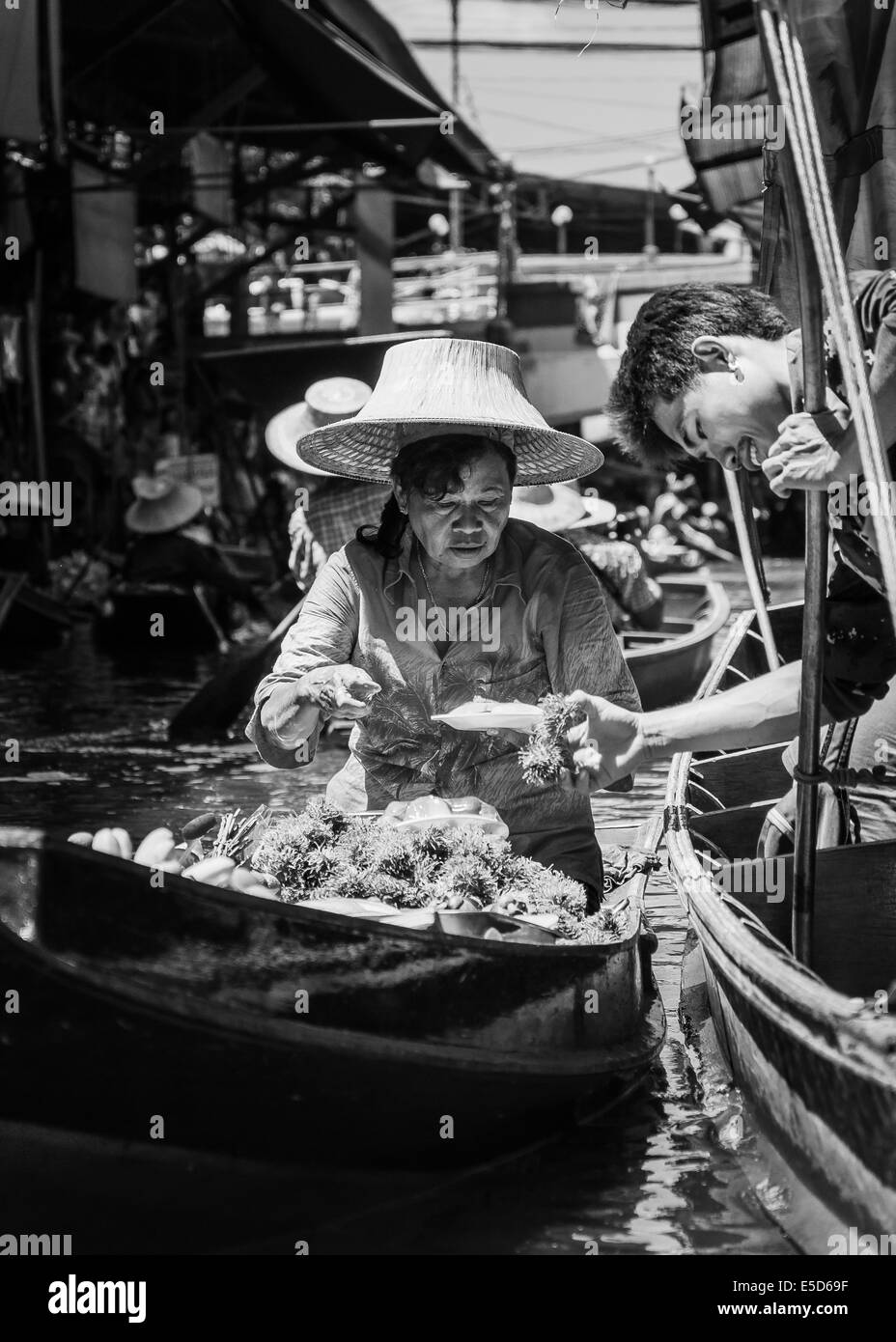 Thai locali vendono cibo e souvenir al famoso Mercato Galleggiante di Damnoen Saduak in Thailandia Foto Stock