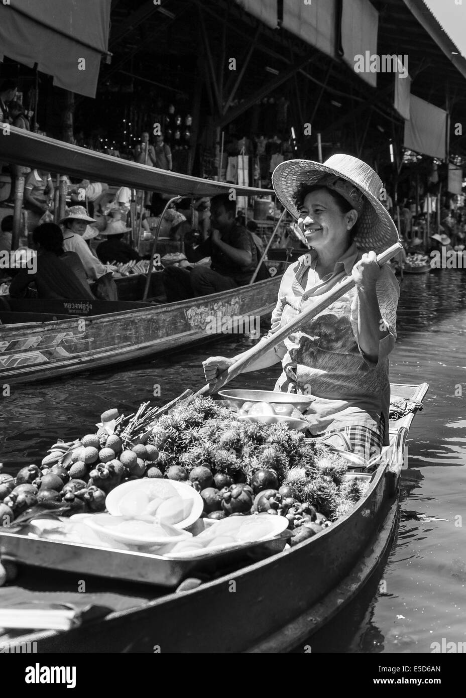 Thai locali vendono cibo e souvenir al famoso Mercato Galleggiante di Damnoen Saduak in Thailandia Foto Stock