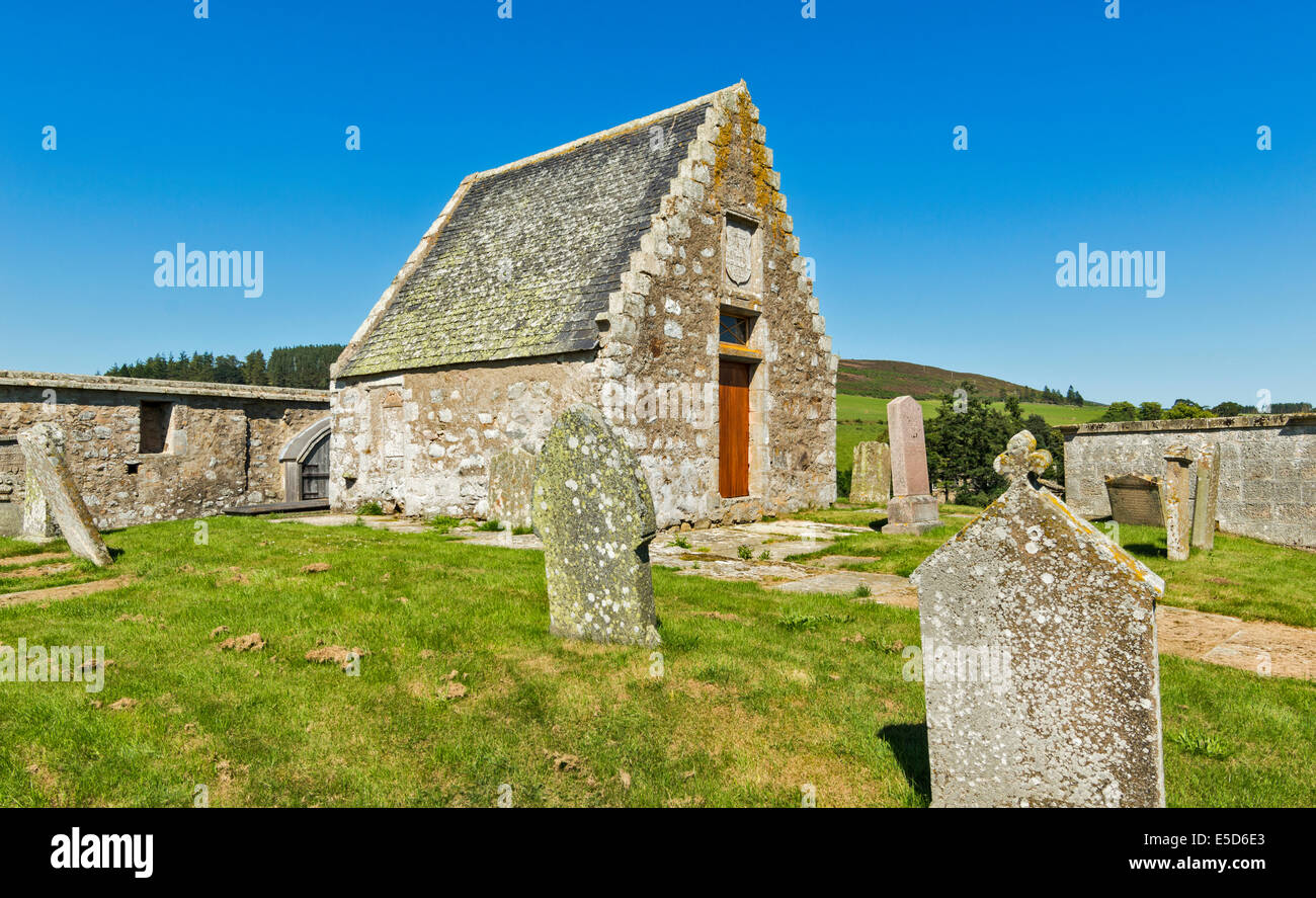 KILDRUMMY SCOZIA VECCHIO KIRK o della chiesa il portico o enclosure di sepoltura con i resti del vecchio KIRK parete dietro Foto Stock