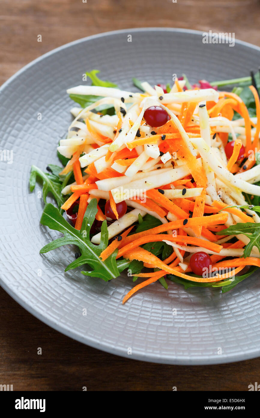 Carote, sedano, insalata di cavolo con foglie di rucola, cibo closeup Foto Stock