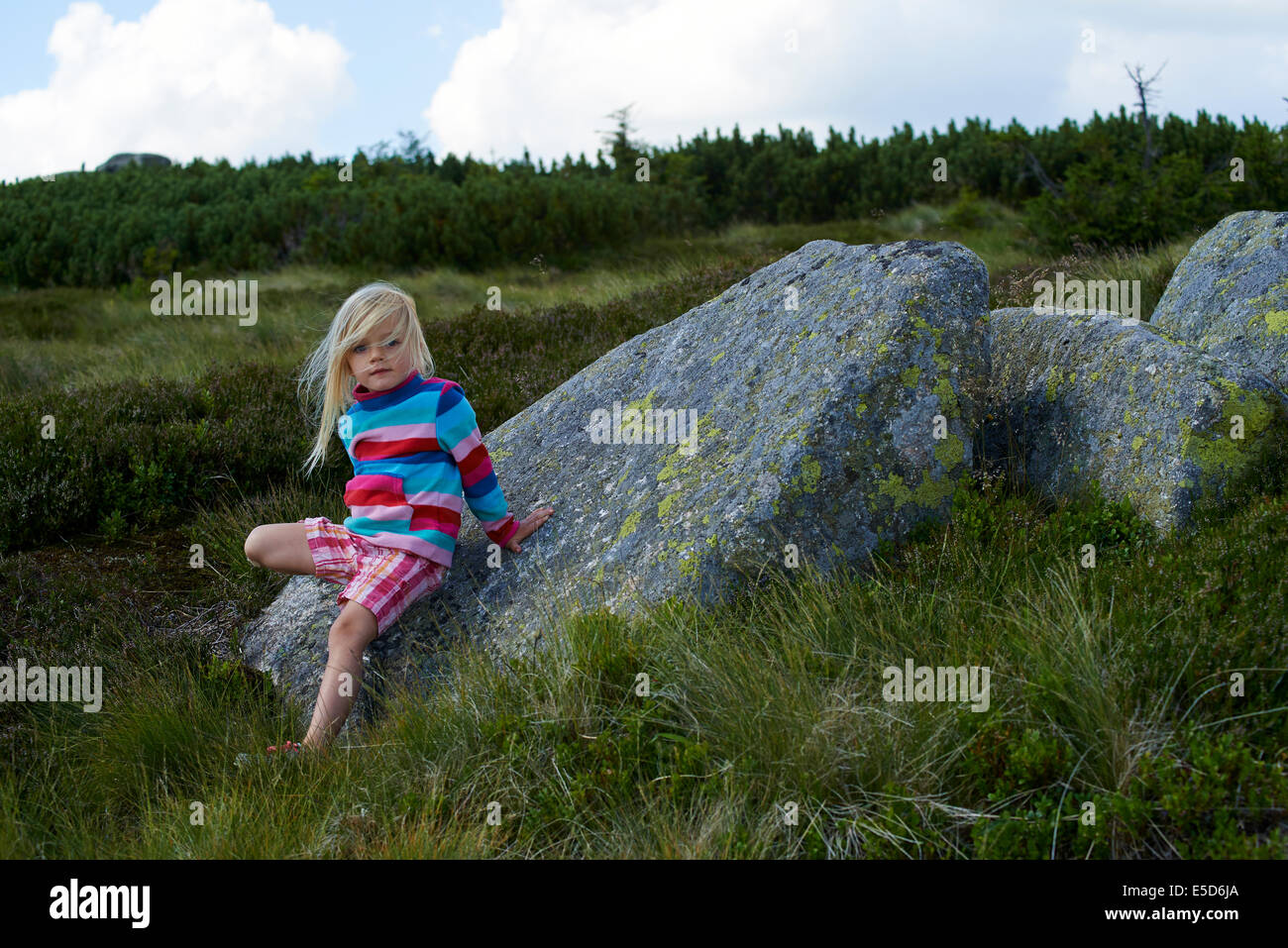 Bambino ragazza bionda turista ad esplorare le montagne giganti, Krkonose, Repubblica Ceca Foto Stock